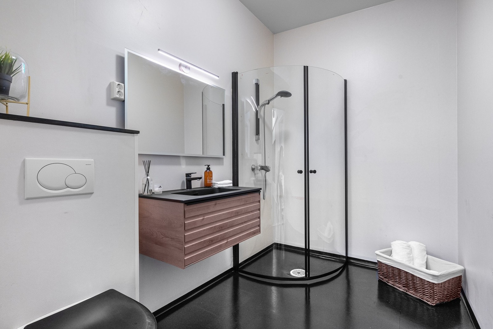 Delikat bad med moderne innredning. Galleribilde