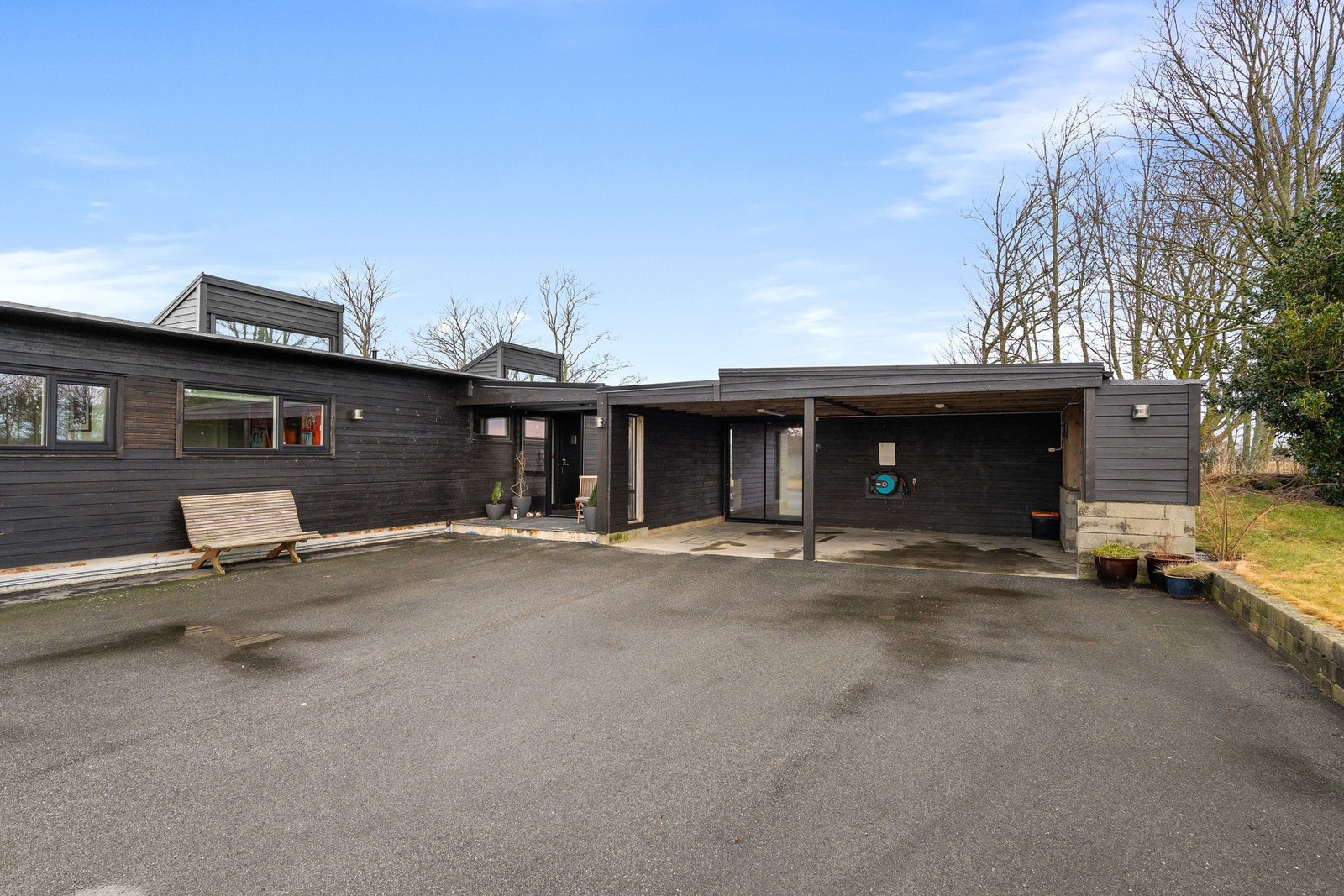 Opparbeidet uteområde med god plass til flere biler og gode solforhold rundt boligen. Galleribilde