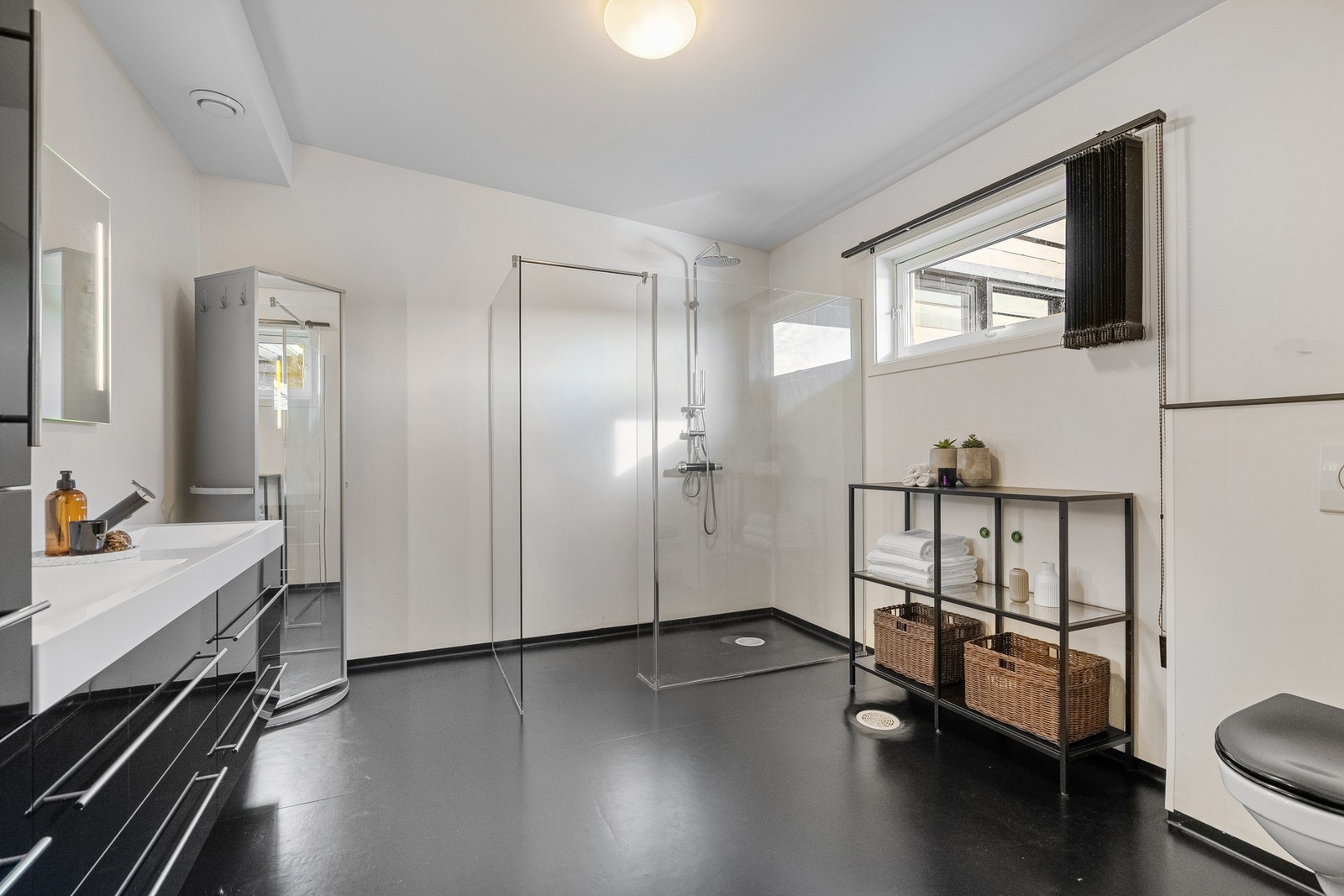 Stilrent bad med god plass og funksjonelle løsninger. Galleribilde