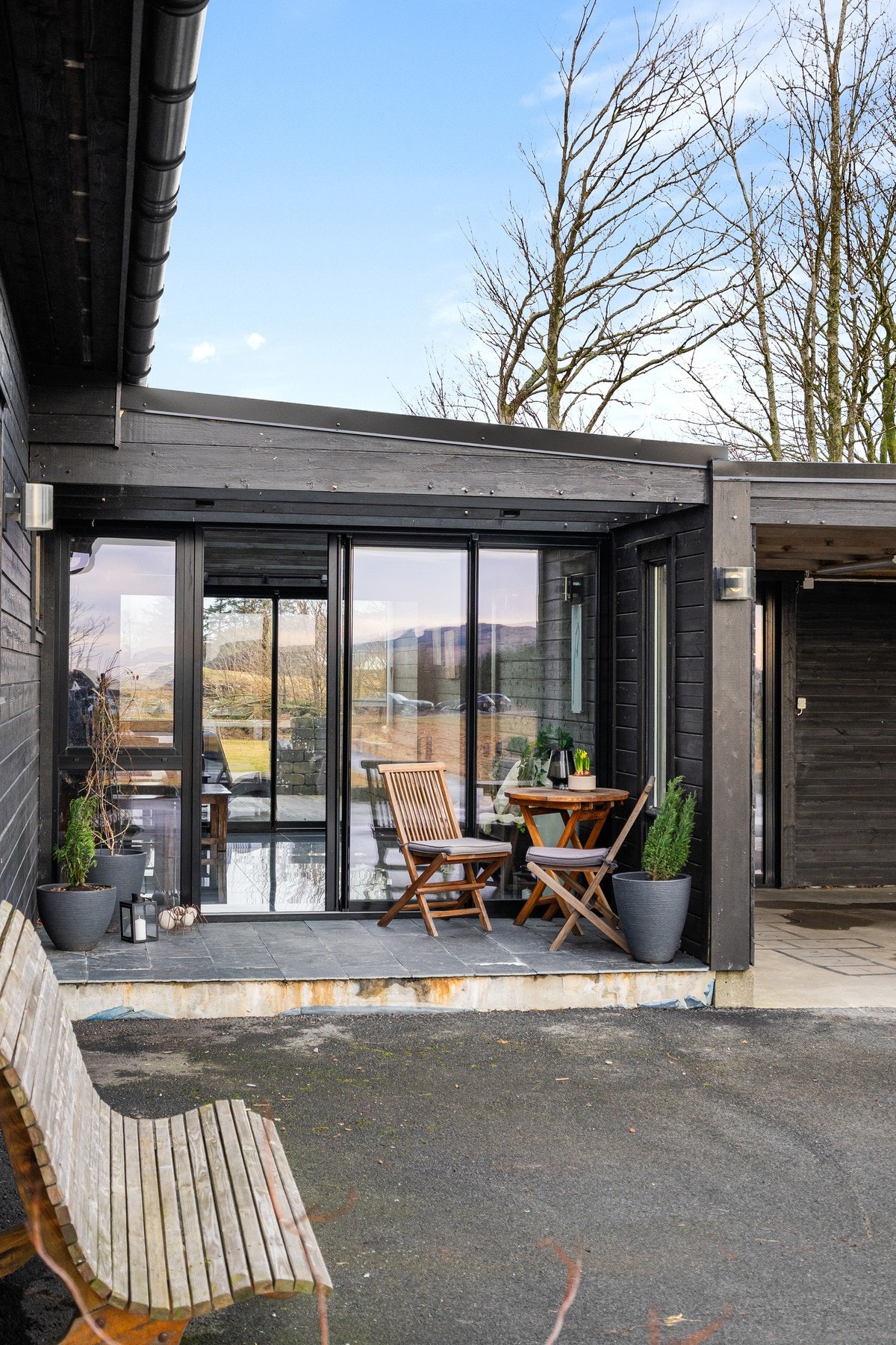 Start dagen med kaffe i solveggen og nyt de varme morgenstrålene. Galleribilde