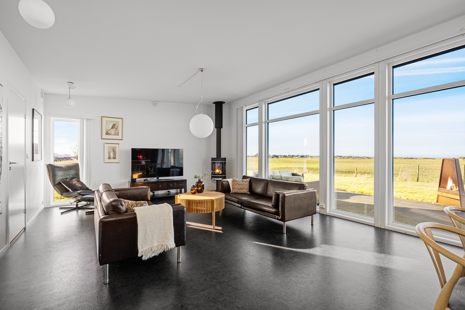 Boligen tilbyr alt på ett plan - en praktisk og moderne løsning for familieliv eller de som ønsker enkel tilgang til alle rom. Galleribilde