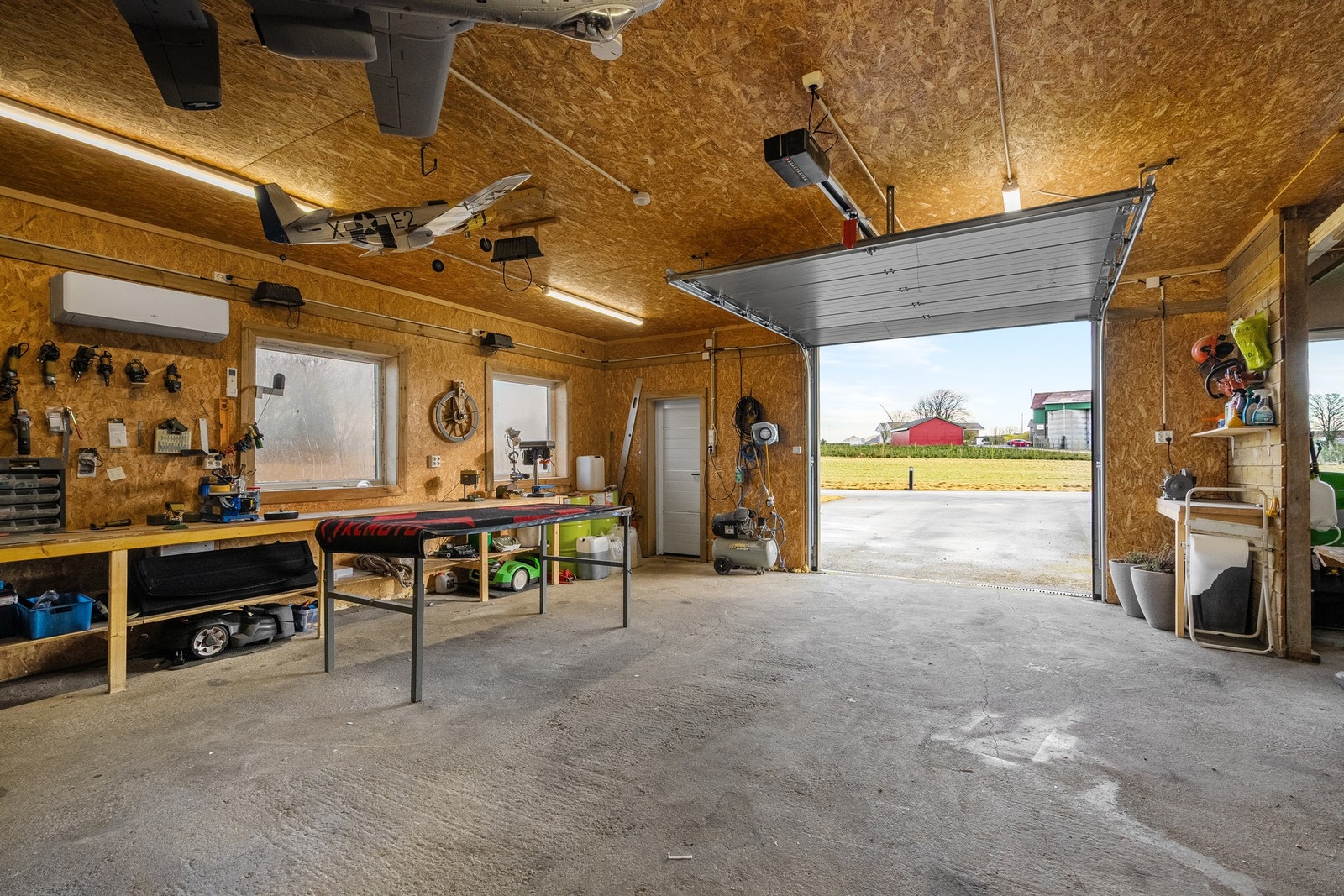 Stor garasje/verksted - perfekt for bilinteresserte, håndverk eller andre hobbyprosjekter. Galleribilde
