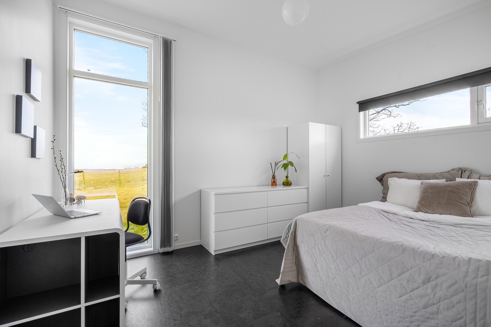 Soverom 4 også av god størrelse og med store vindusflater for godt lysinnslipp og utsikt. Galleribilde