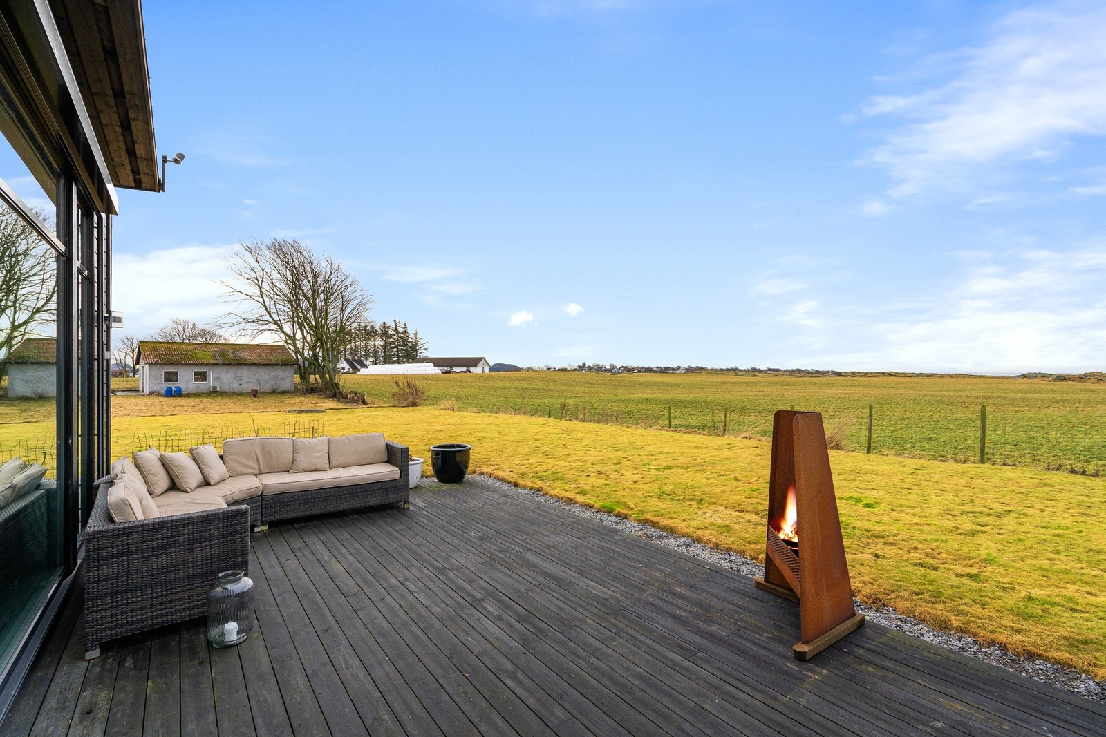 Romslig terrasse med nydelig utsikt - perfekt for lange sommerkvelder og hyggelige sammenkomster. Galleribilde