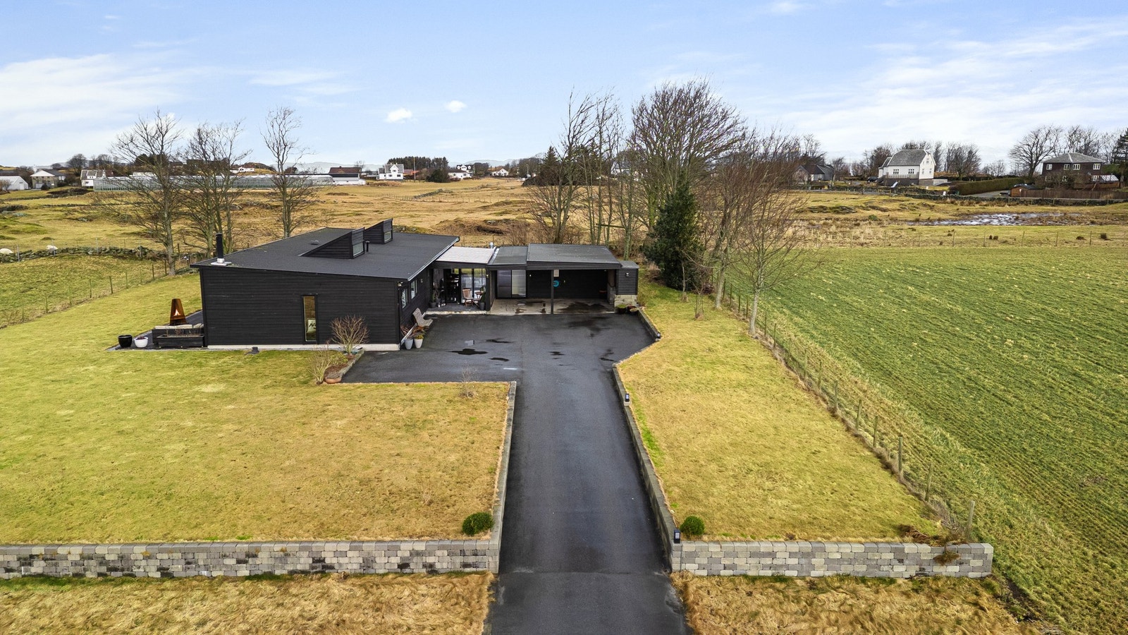 Asfaltert oppkjørsel med appstyrt lys. Galleribilde