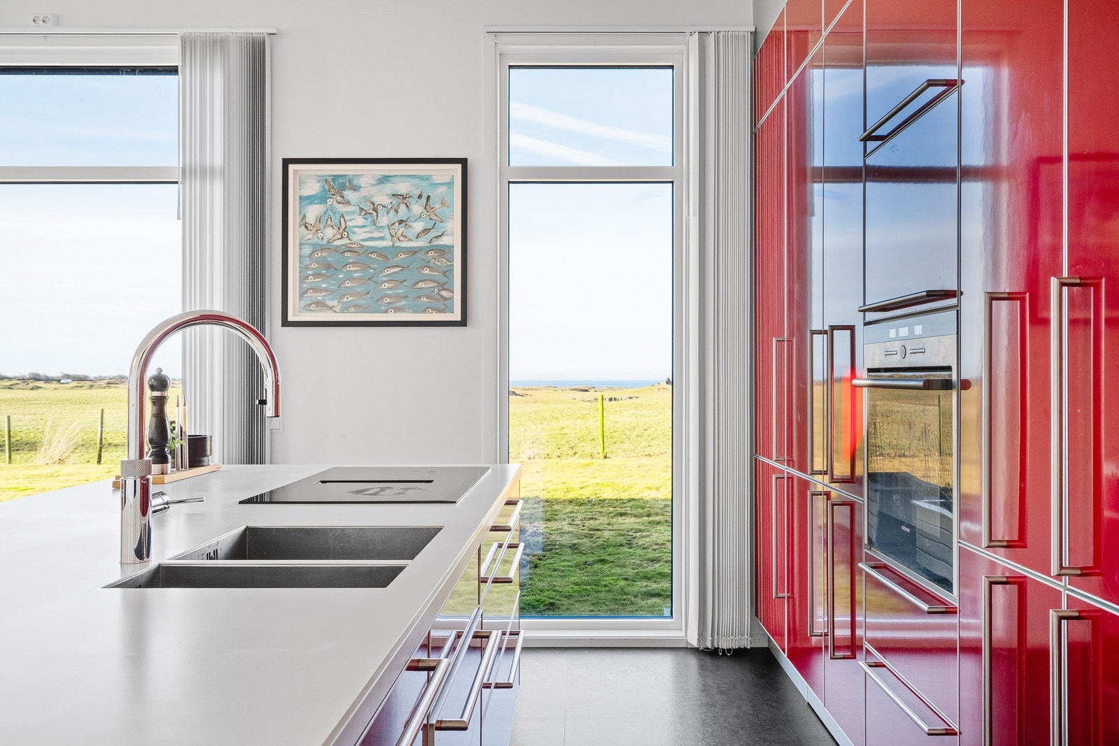 Tidsriktig kjøkken fra HTH med gode arbeidsflater. Galleribilde