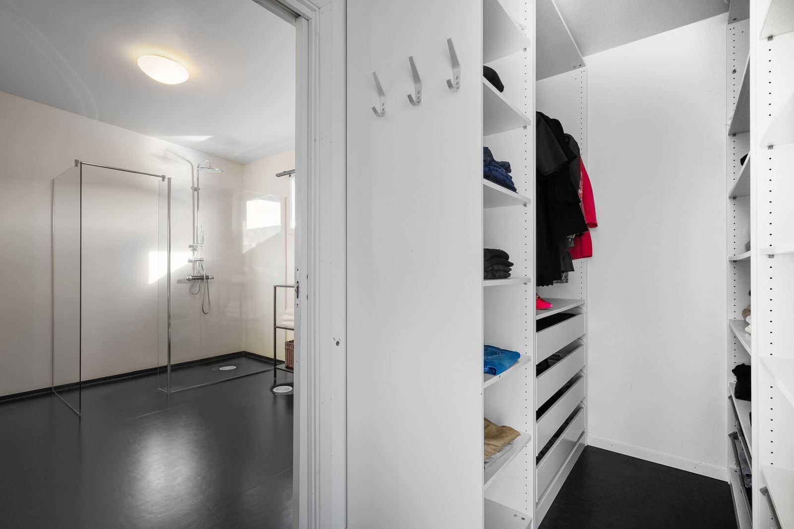 Tilhørende garderoberom og videre tilkomst til bad. Galleribilde