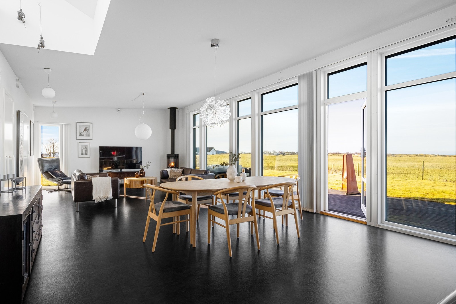 Stuen kan enkelt innredes i ulike soner. Galleribilde