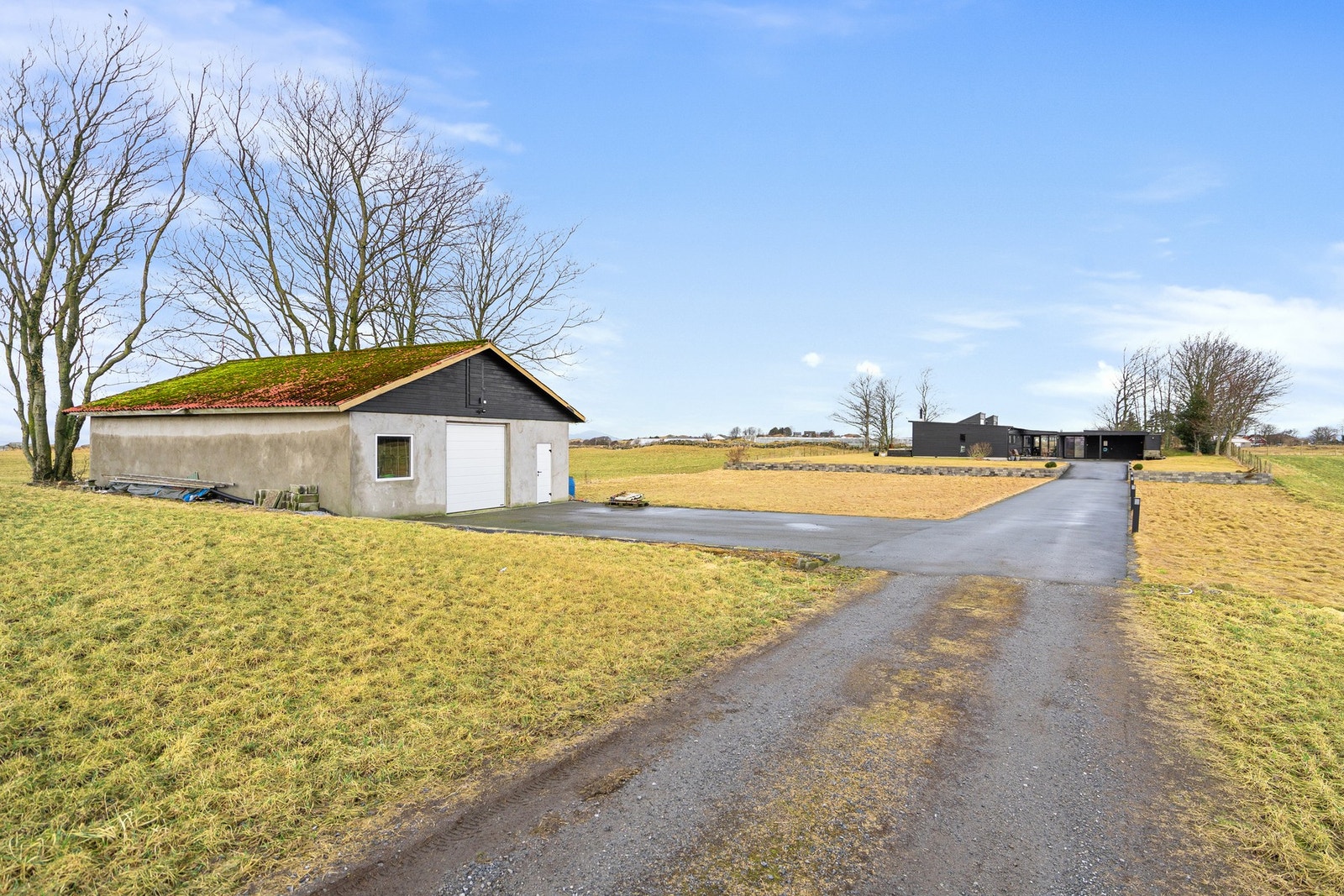 Garasje/verksted på 96 kvm. Det er satt inn varmepumpe i bygget. Galleribilde