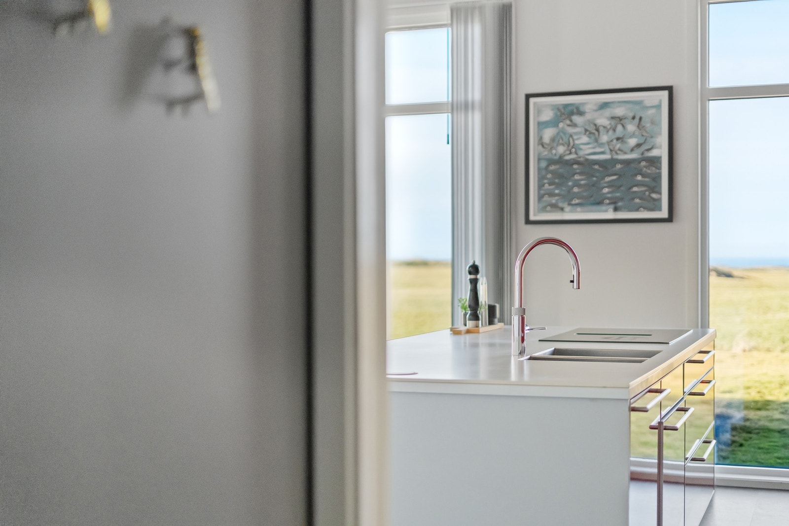 Rikelig med naturlig lys gjennom hele oppholdsrommet Galleribilde