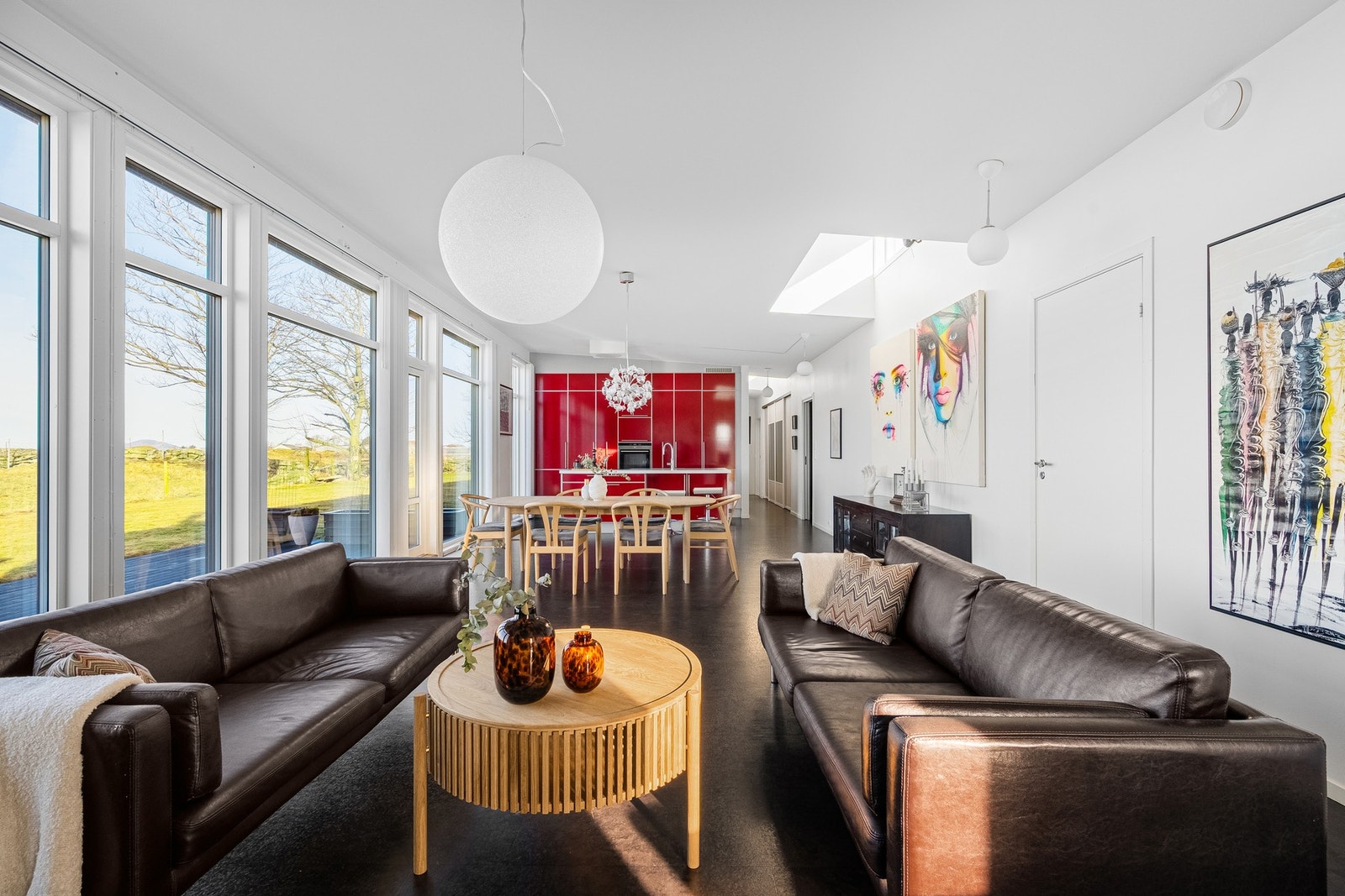 Åpen, lys og moderne planløsning med store vindusflater. Galleribilde