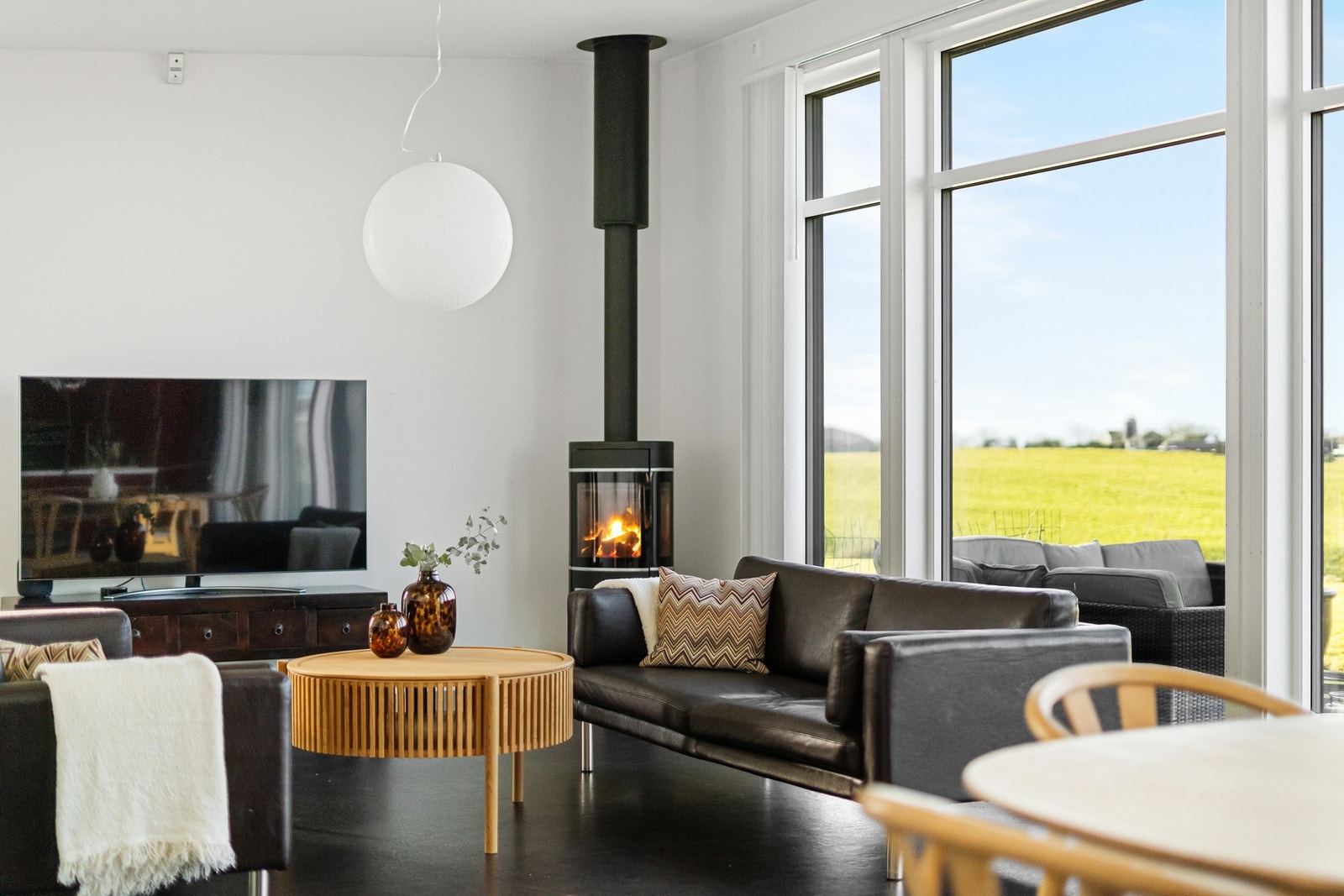 Boligen har en gjennomgående god standard. Stue er utstyrt med vedovn. Galleribilde