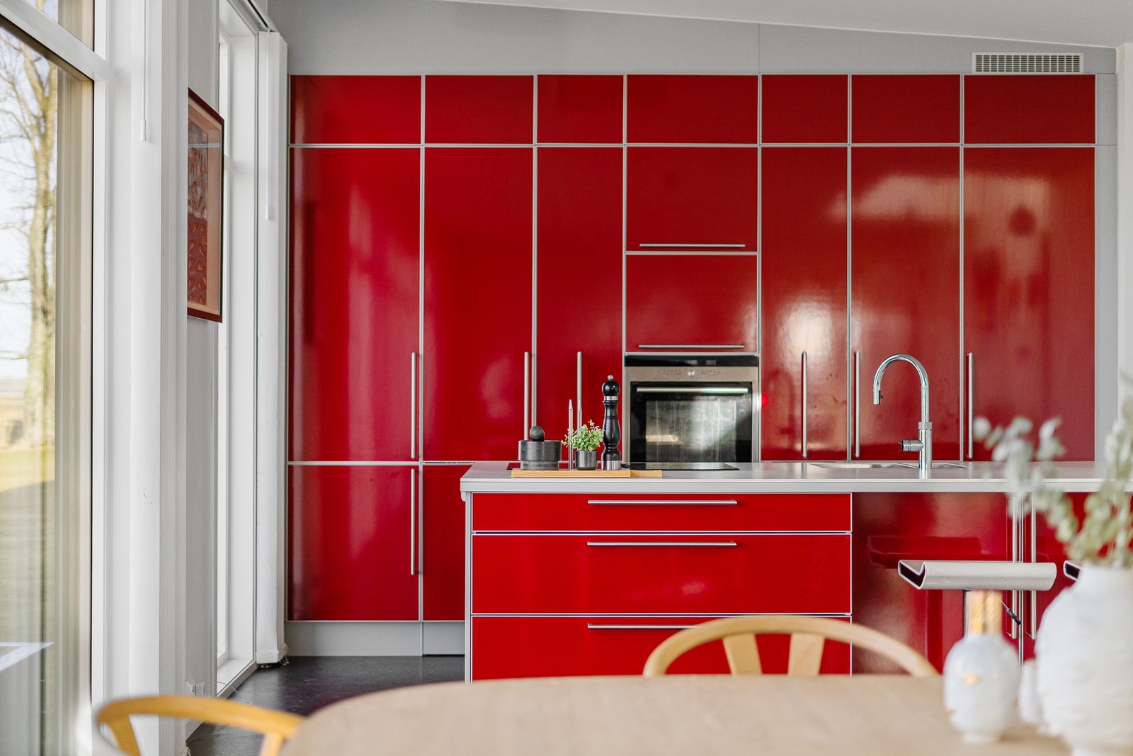 Kjøkkenet kan skilte med god skap- og benkeplass. Galleribilde