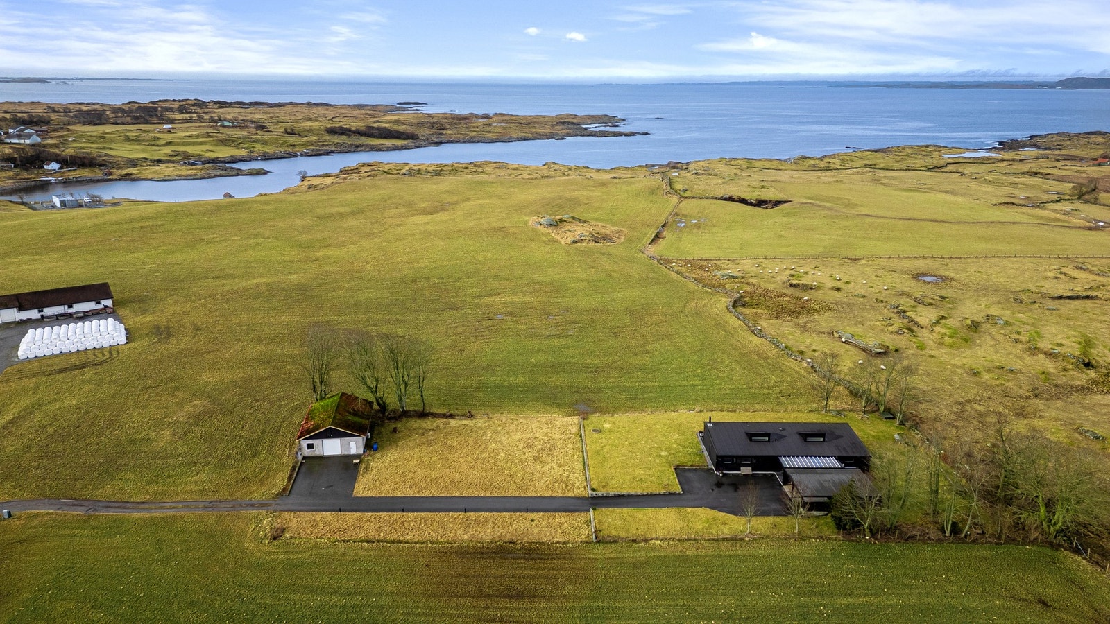 Boligen ligger helt usjenert til med idyllisk utsikt mot Boknafjorden. Galleribilde