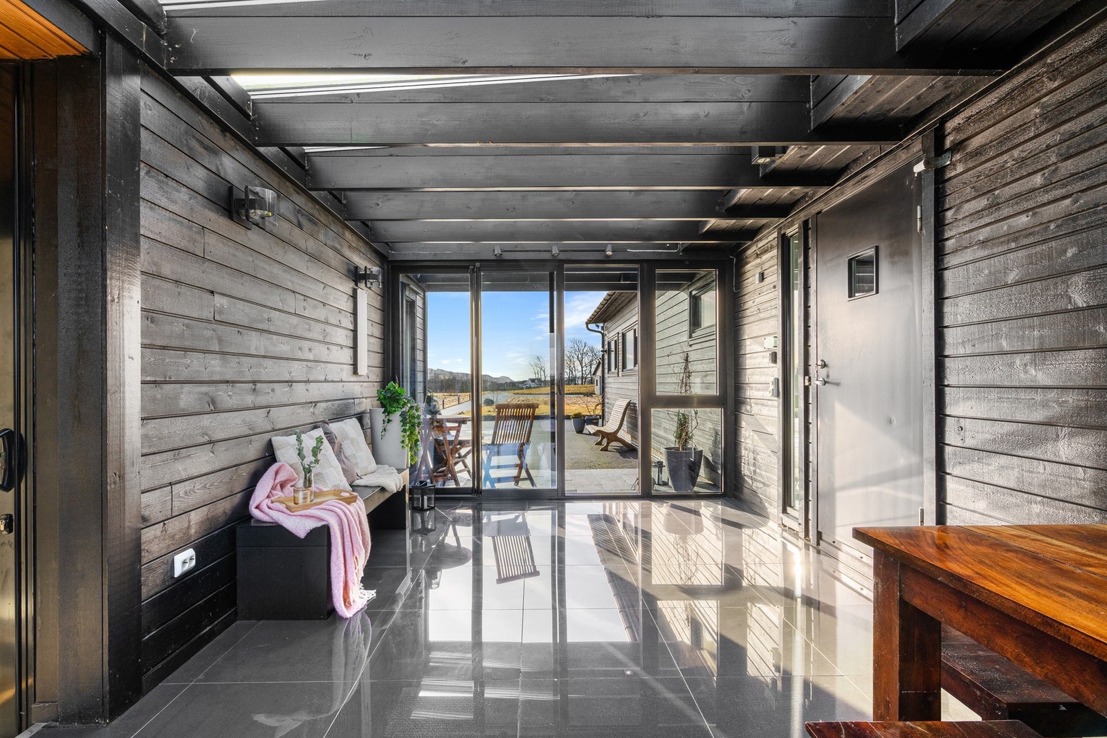 Innbydende, flislagt vindfang. Galleribilde