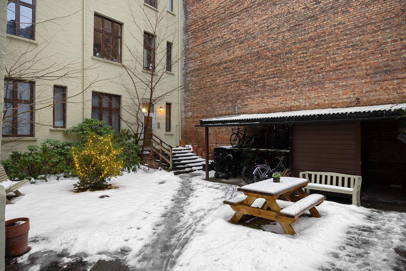 Bakgård. Galleribilde