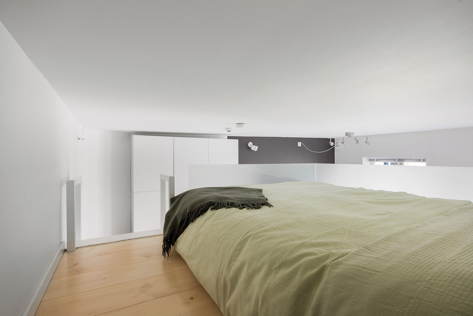 Praktisk og plassbesparende løsning som utnytter høyden i rommet. Galleribilde