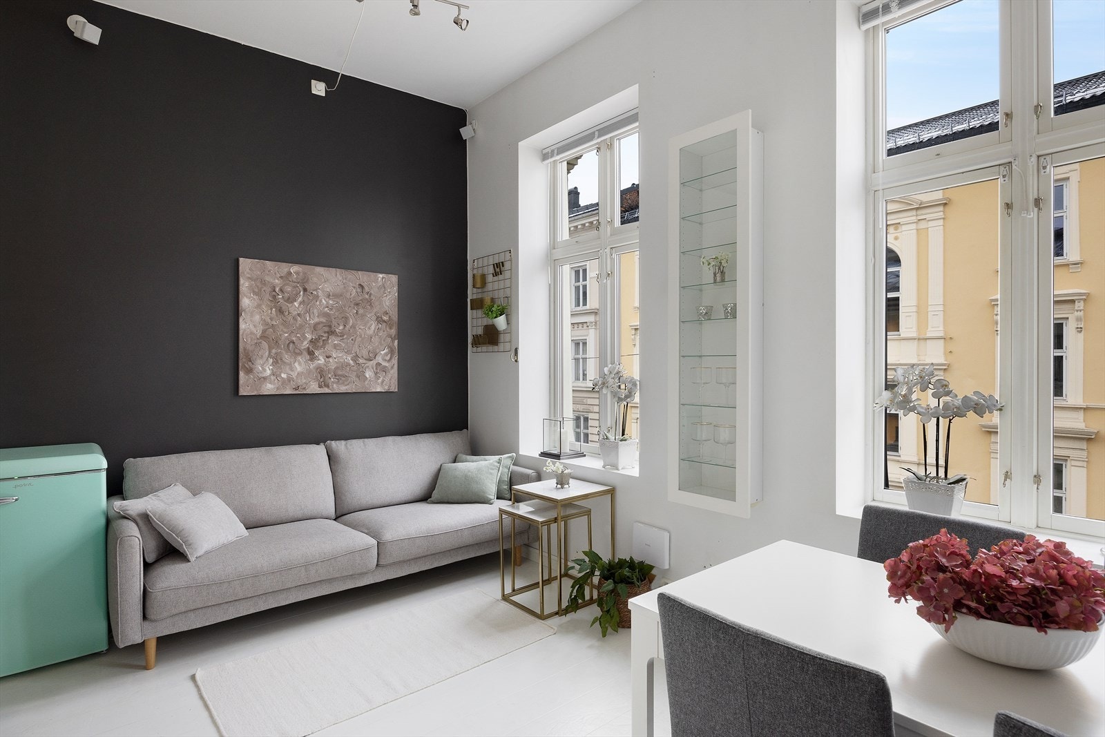 Boligen har store vindusflater og en generøs takhøyde på 3,2 meter i stuen. Galleribilde