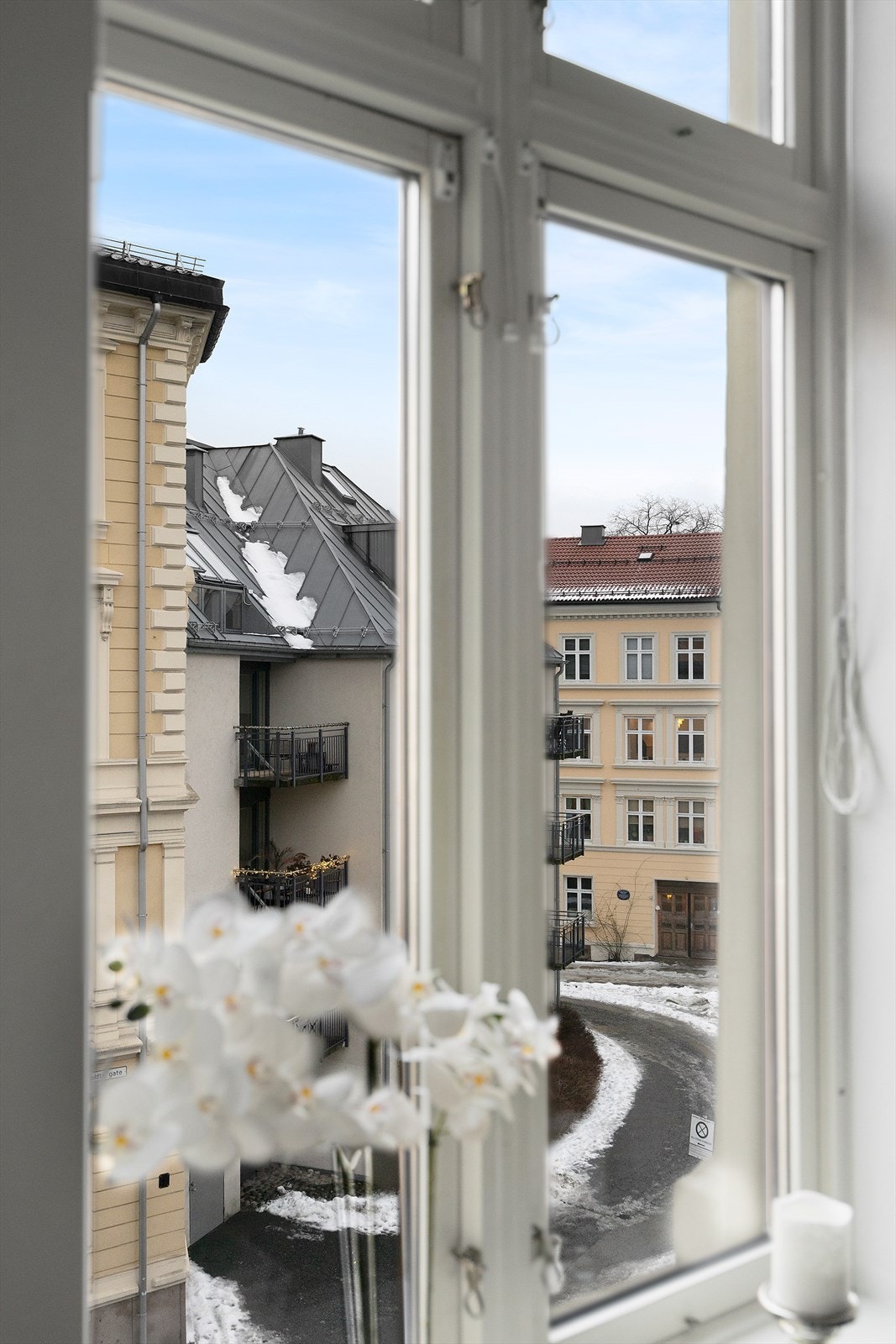 Dype klassiske vinduskarmer. Galleribilde