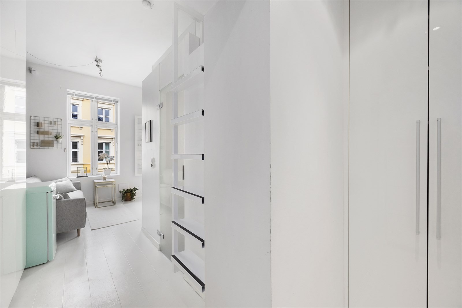 Innbydende og praktisk entré med stor garderobeløsning. Galleribilde