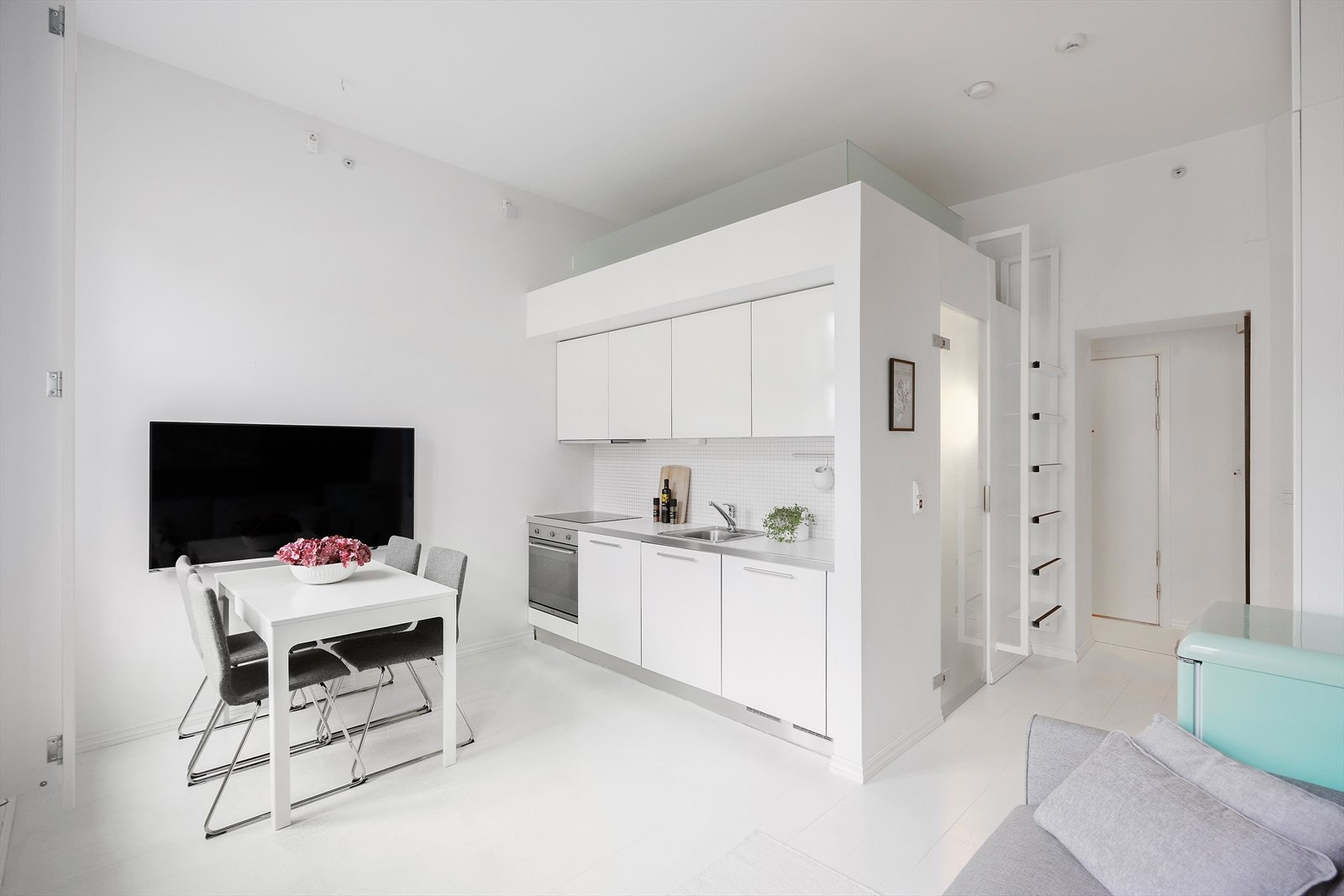 En moderne og lys studioleilighet med svært god takhøyde på 3,2 meter i stuen. Galleribilde