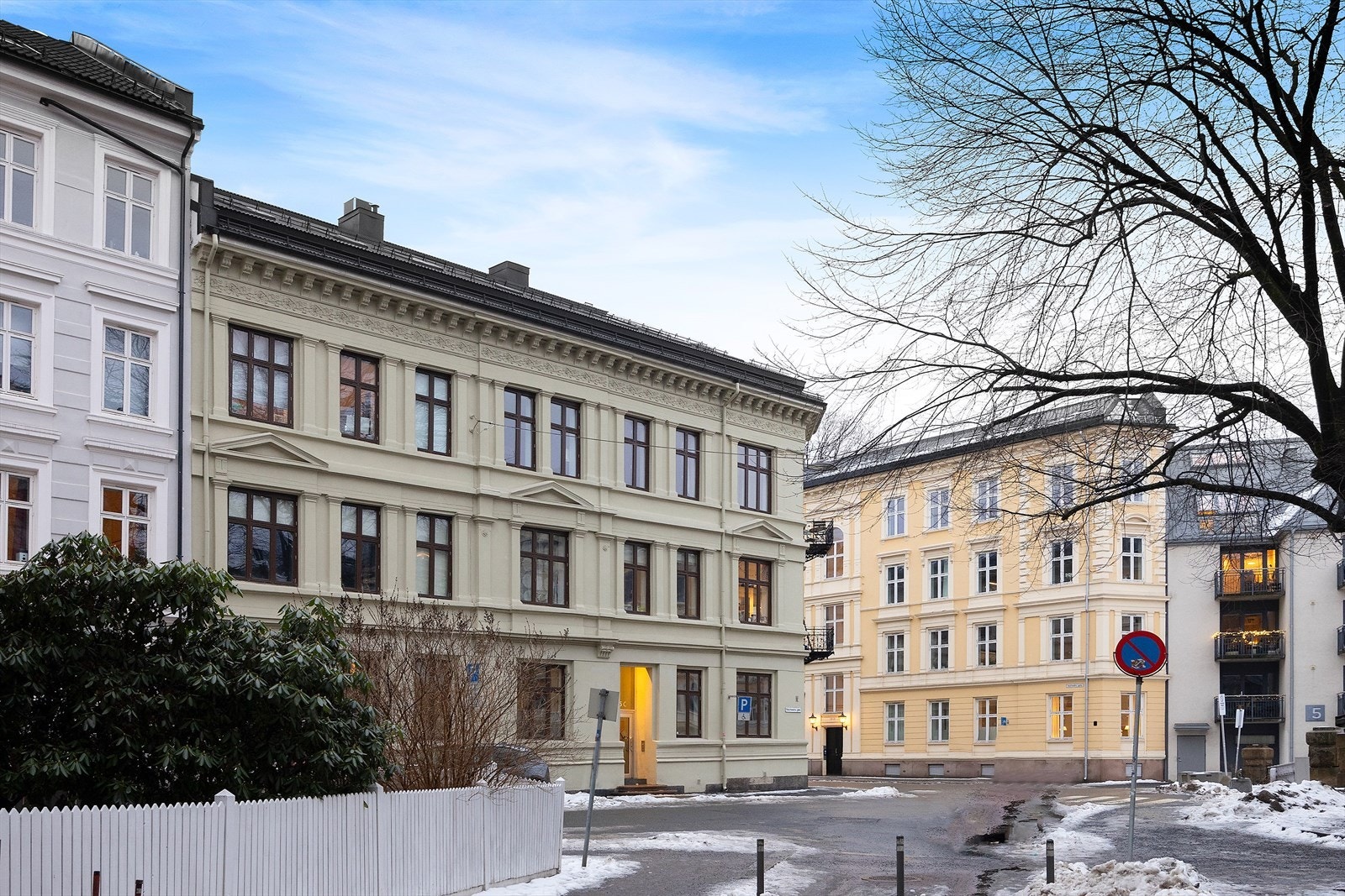 Leiligheten har en attraktiv og svært sentral beliggenhet i et etablert og ettertraktet boligområde på Vika - midt mellom sjøen og byens pulserende sentrum. Galleribilde