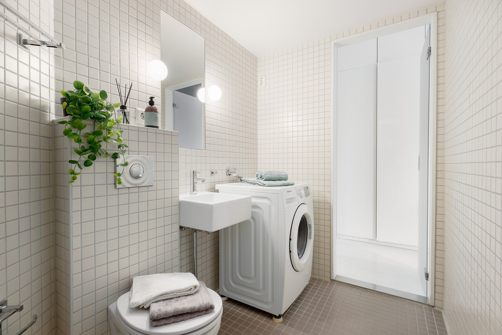 Badet har elektrisk gulvvarme og mekanisk avtrekk. Galleribilde