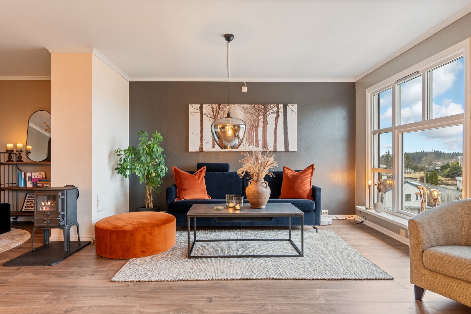 Koselig stue med gode møbleringsmuligheter og utsikt mot havet. Galleribilde