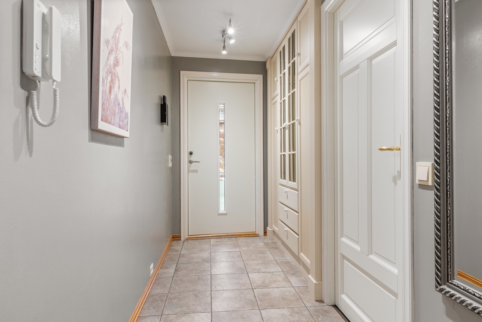 Lys entré med praktisk oppbevaring av sko og yttertøy. Galleribilde