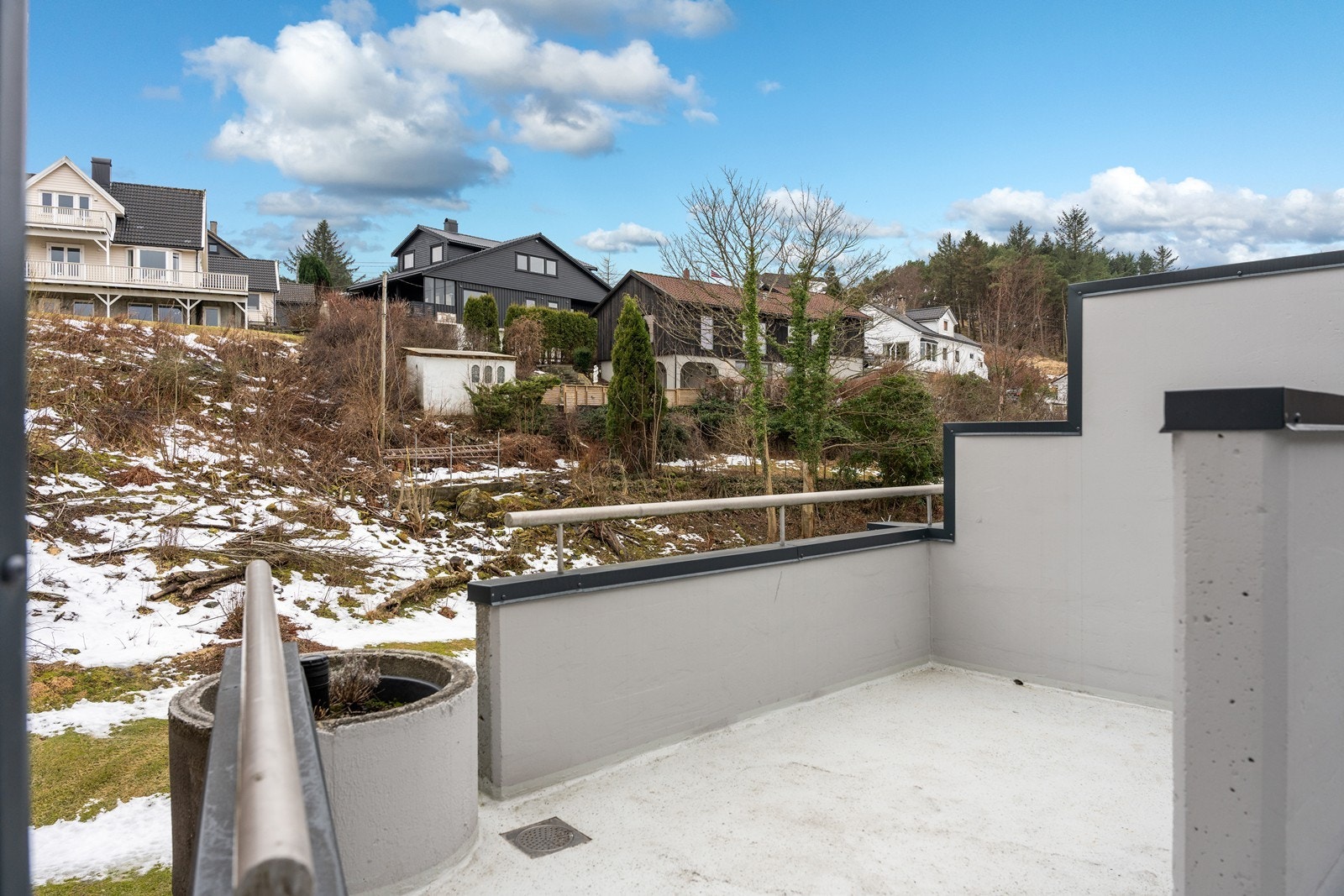 Eget uteområde ved inngangspartiet. Flott sted å nyte varme sommerdager - sørvendt. Galleribilde