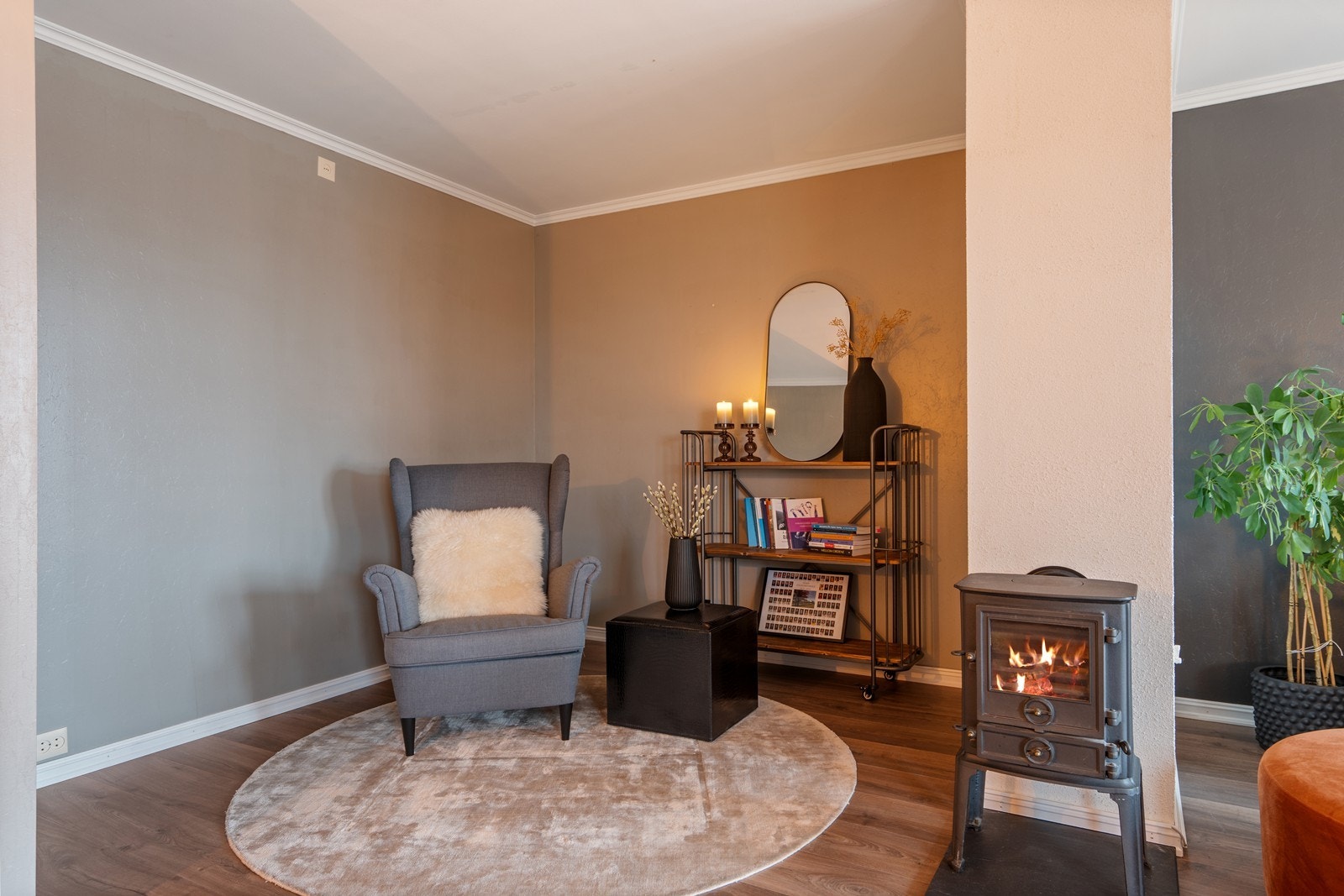 Koselig hjørne med plass til egen sittegruppe. Galleribilde