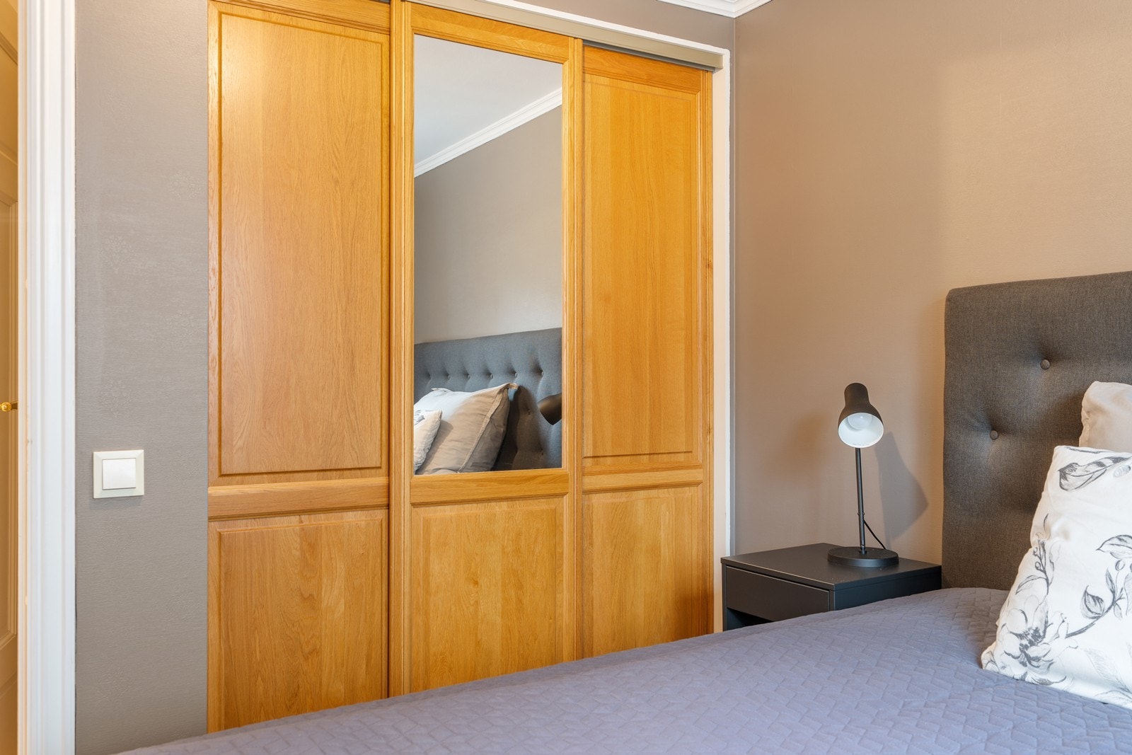 Praktisk løsning med plassbygd skyvedørsgarderobe. Galleribilde