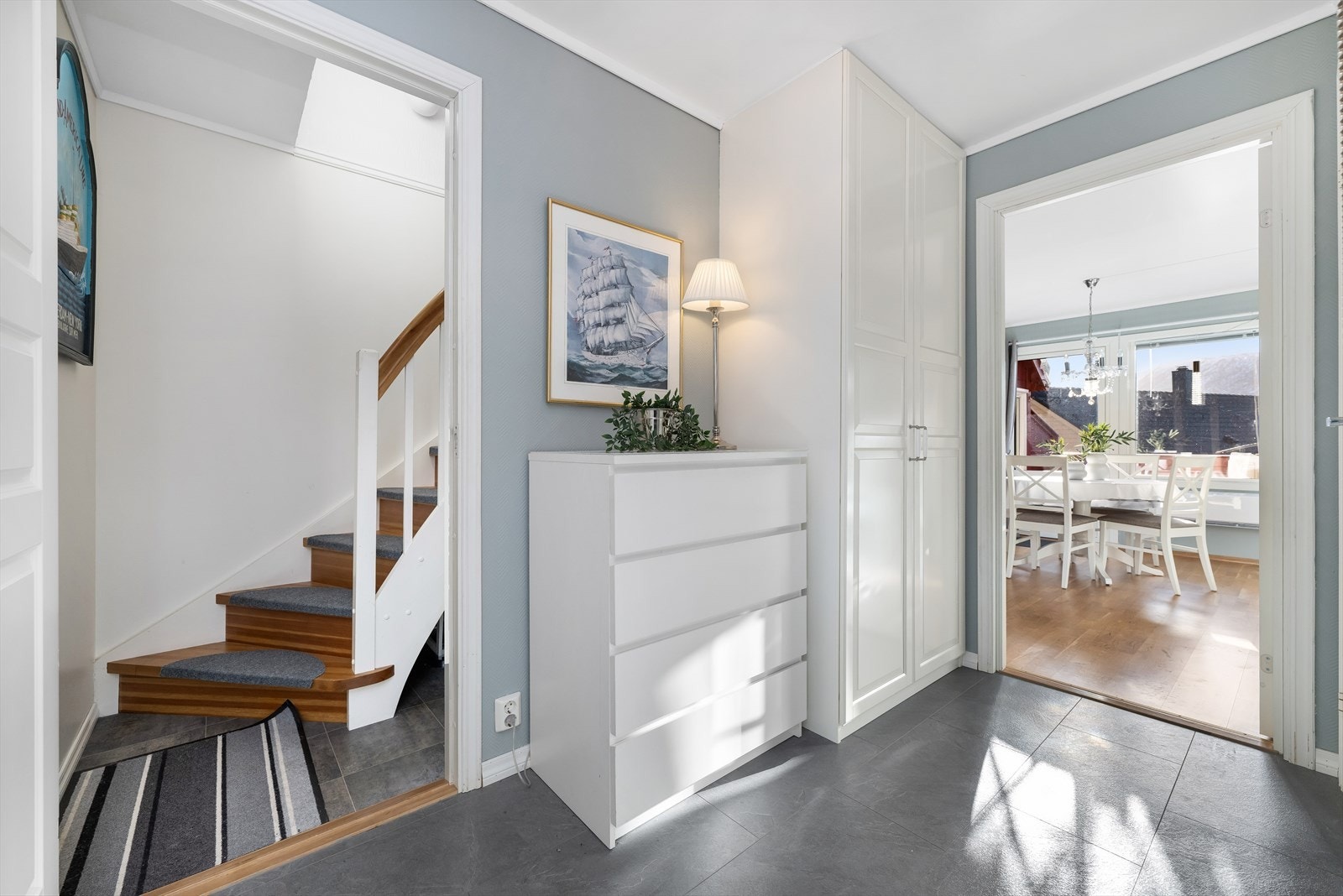 Det er laget til dør i entre for å skille mellom etasjene. Det er også oppbevaring under trappen. Her kan du henge fra deg jakker, sko, etc som ellers ville tatt plass i entre. Galleribilde