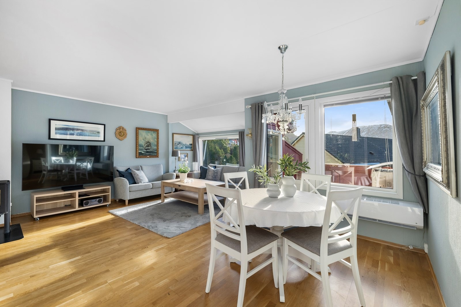 Store vinduer i front gir god belysning i stue. Det er direkte utgang fra stue til altan i front.s Galleribilde