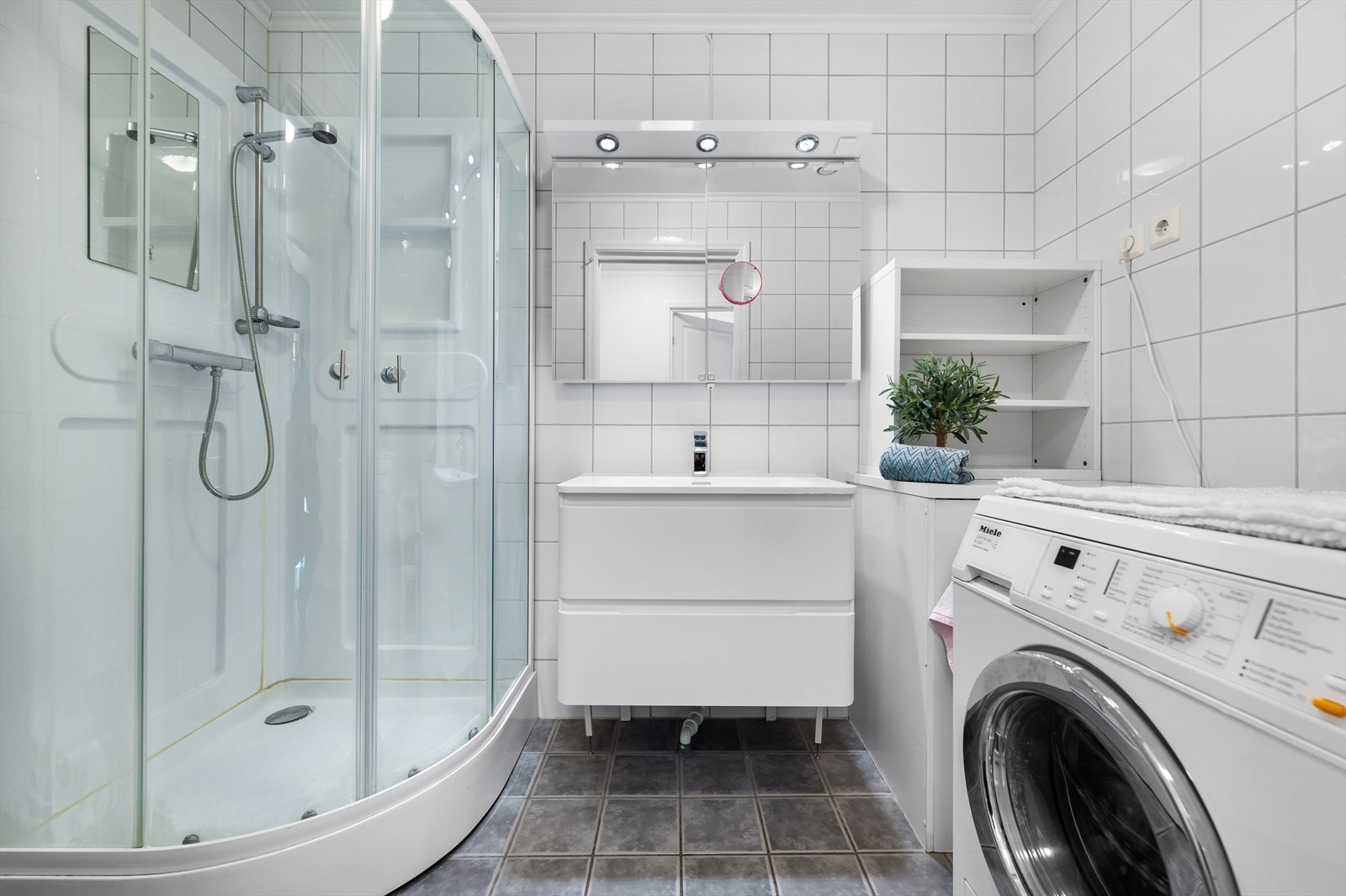 Baderom i første etasje er oppgradert i 2012 med nye fliser og membran. Galleribilde