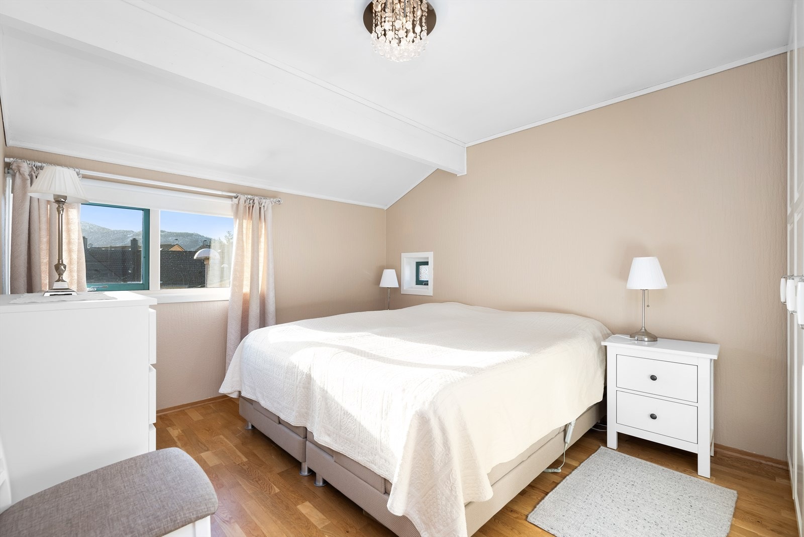 Hovedsoverom er av god størrelse, med naturlig belysning inn i rommet. Her er det tapet på vegger og parkett på gulvet Galleribilde