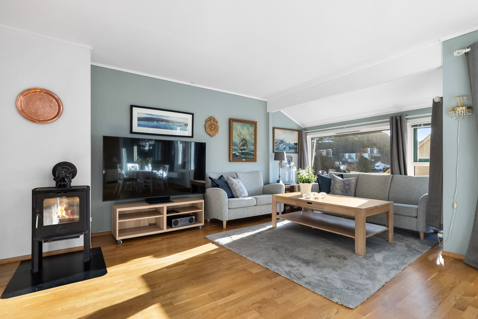 Det er varmepumpe og ildsted i boligen. Galleribilde