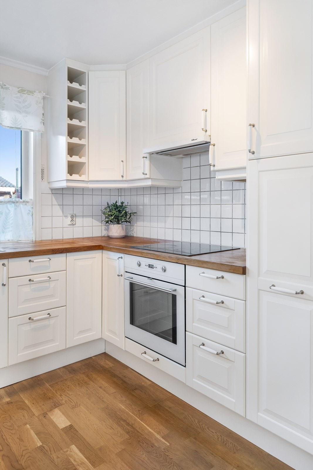 Kjøkken har heltre kjøkkenbenk med backsplash av fliser. Galleribilde