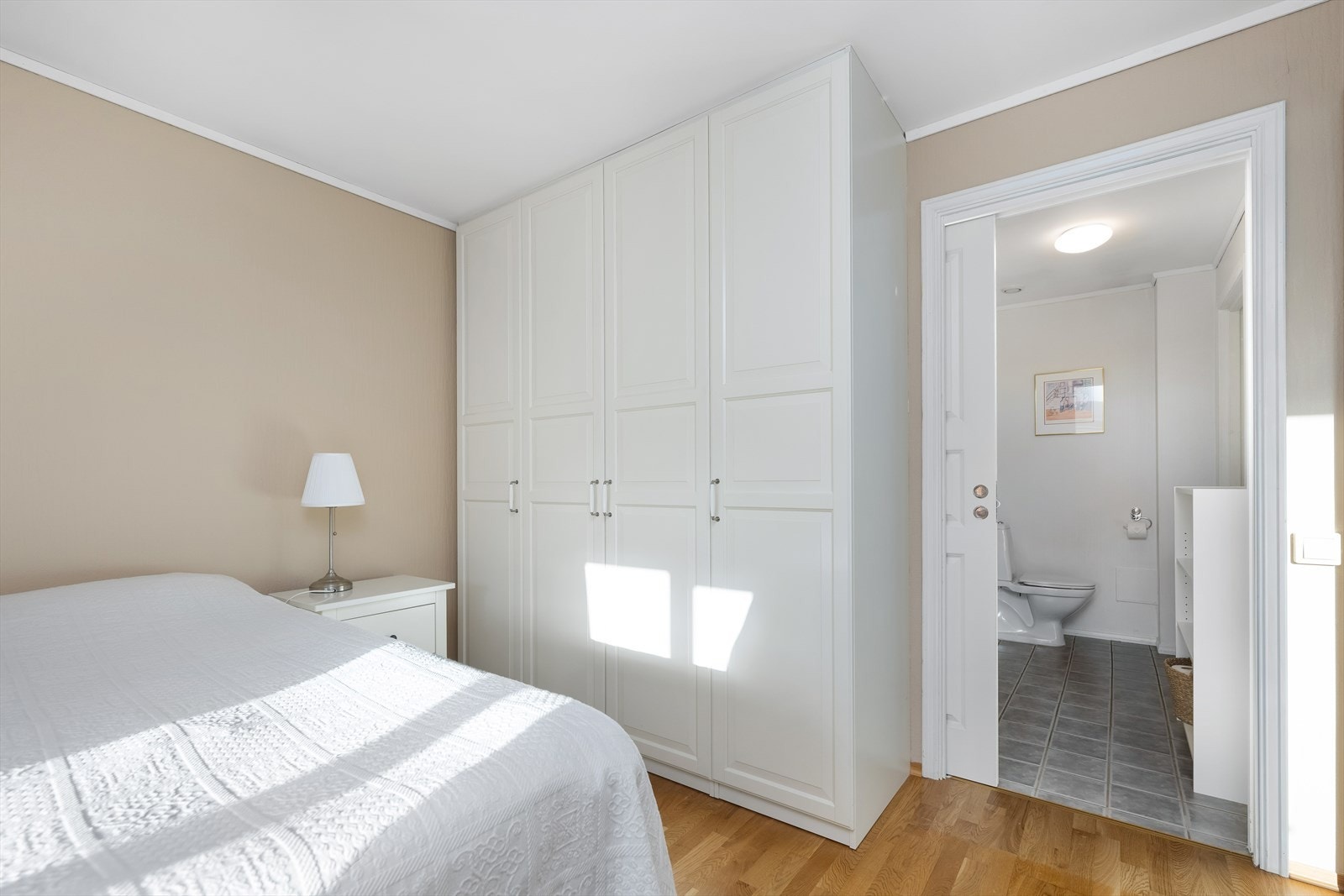 Direkte tilkomst fra hovedsoverom til baderom. God plass til oppbevaring på soverom. Galleribilde