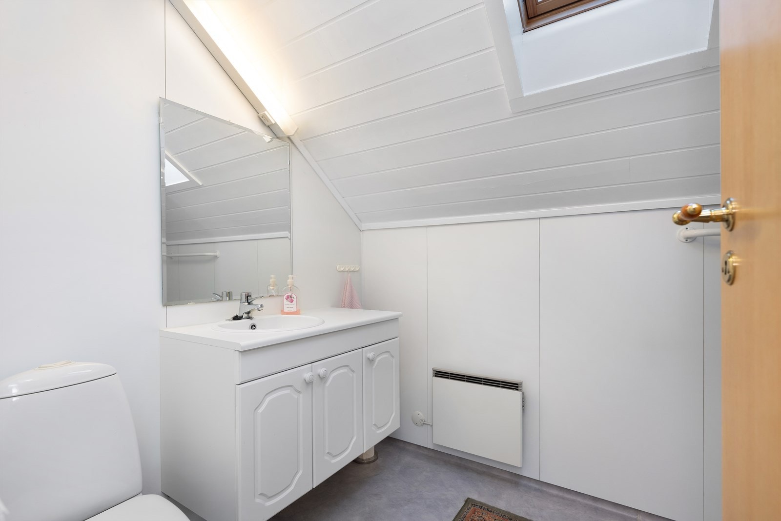 Vlux vindu i taket gir god belysning på baderom i andre etasje. Galleribilde