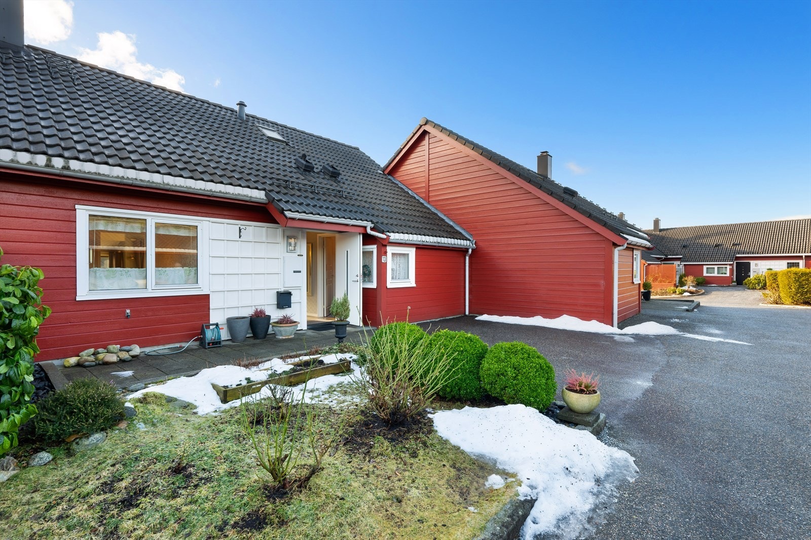 Velkommen til Seniorboligene ved Åstveittunet! Rett utenfor døren finner du en liten hage med beplantning. Det er parkeringsmulighet ved carport. Galleribilde