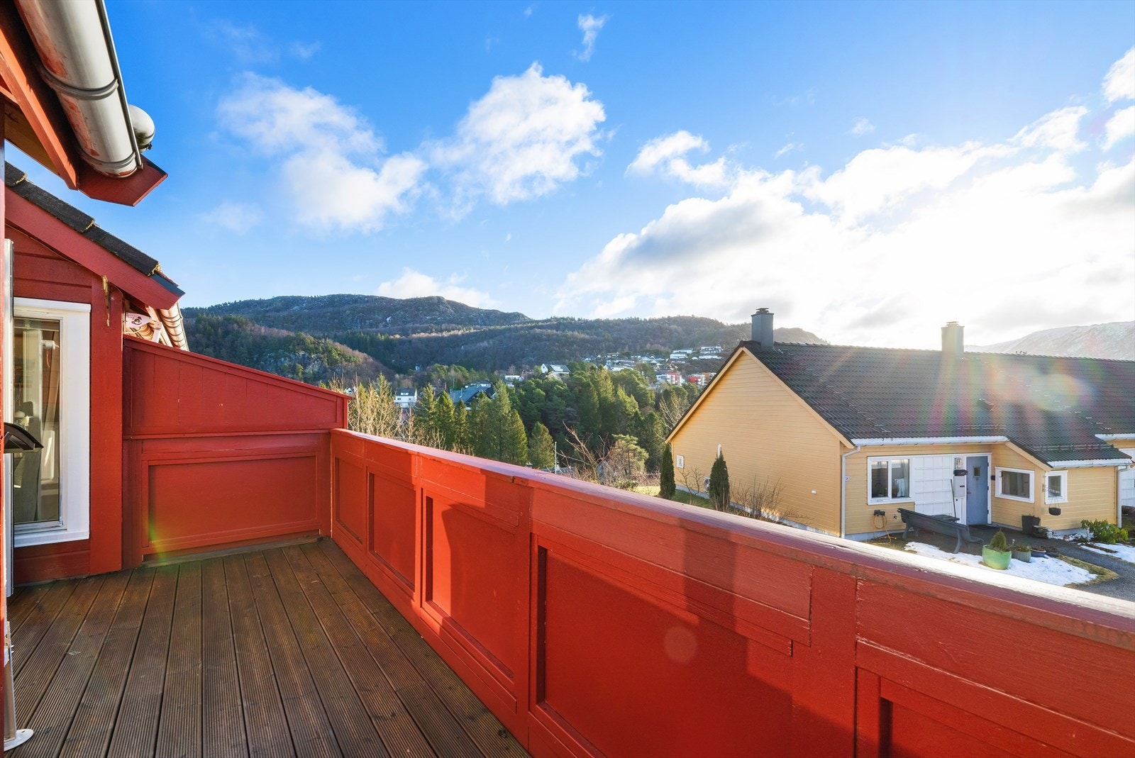 Fra altan har man god utsikt over nærområdet! Galleribilde