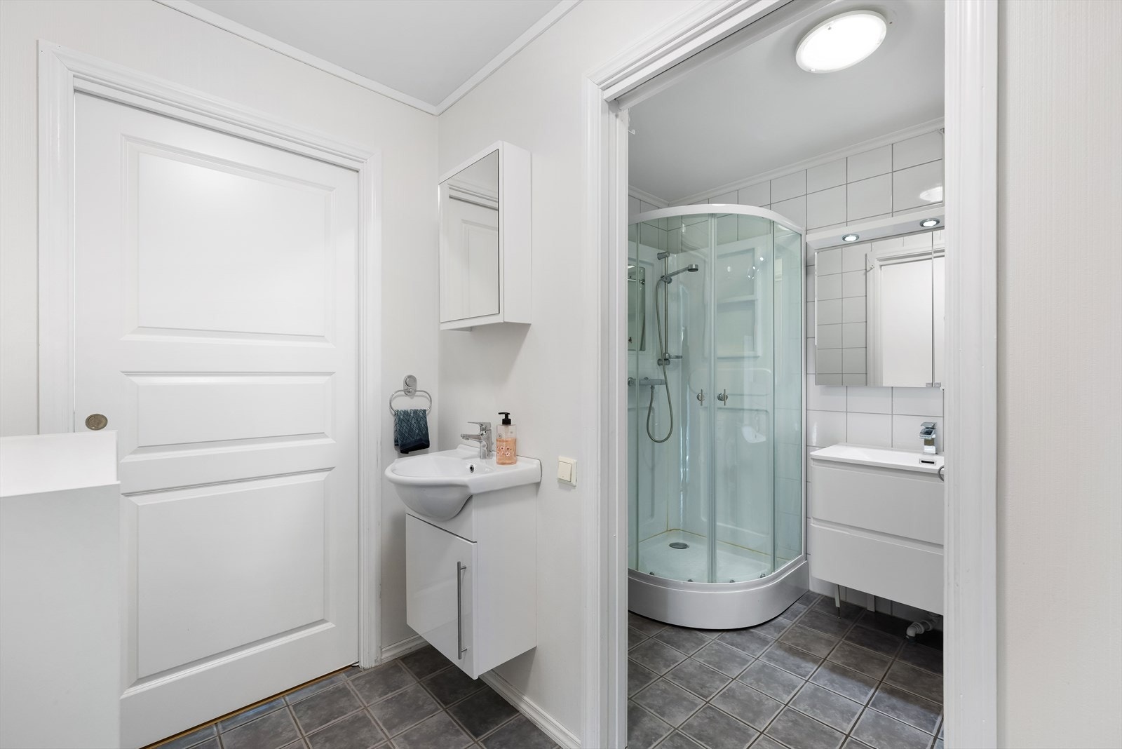 Smart løsning med skille mellom toalettet og dusjsone. Galleribilde