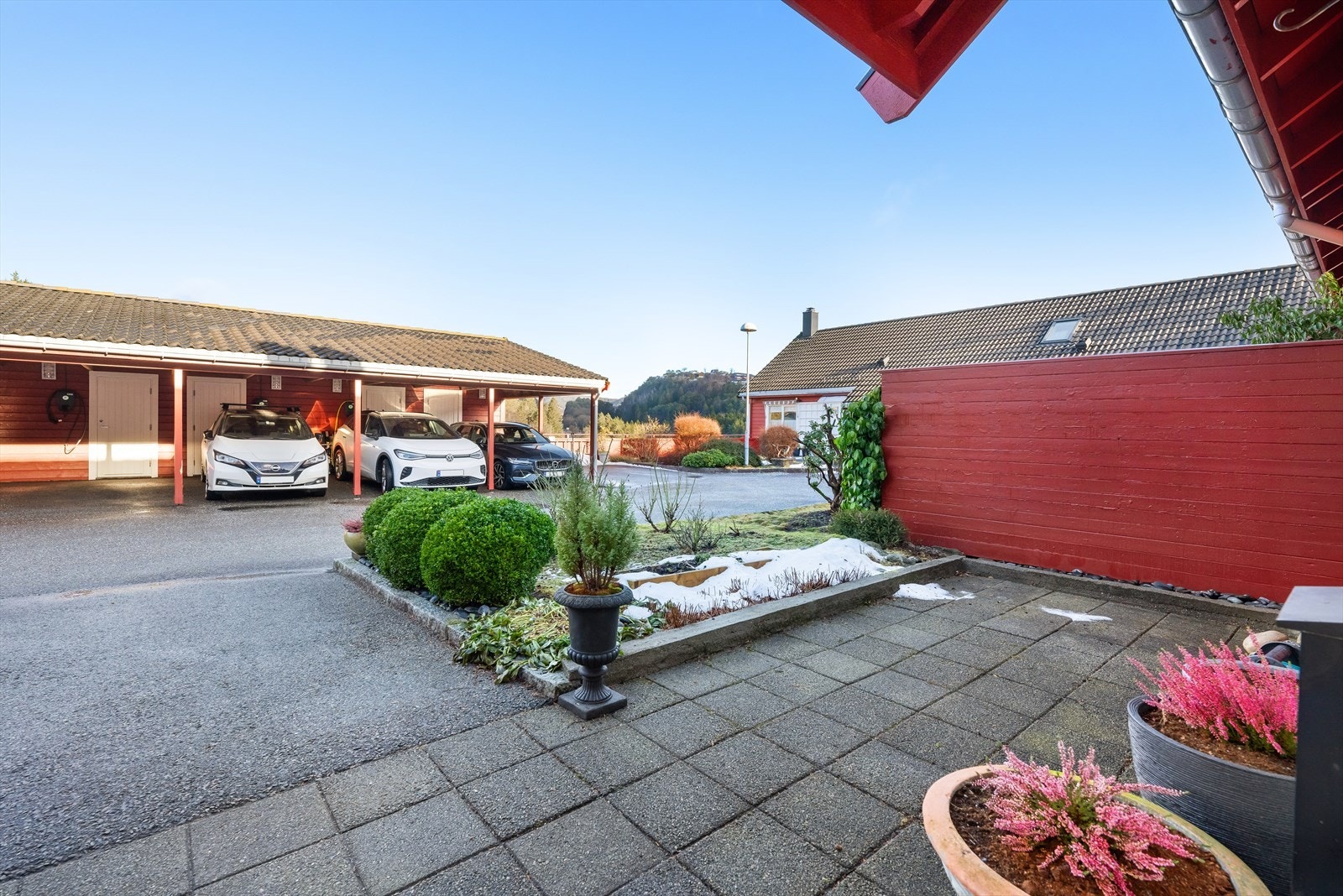 Opparbeidet uteplass som er flott om sommeren. Galleribilde