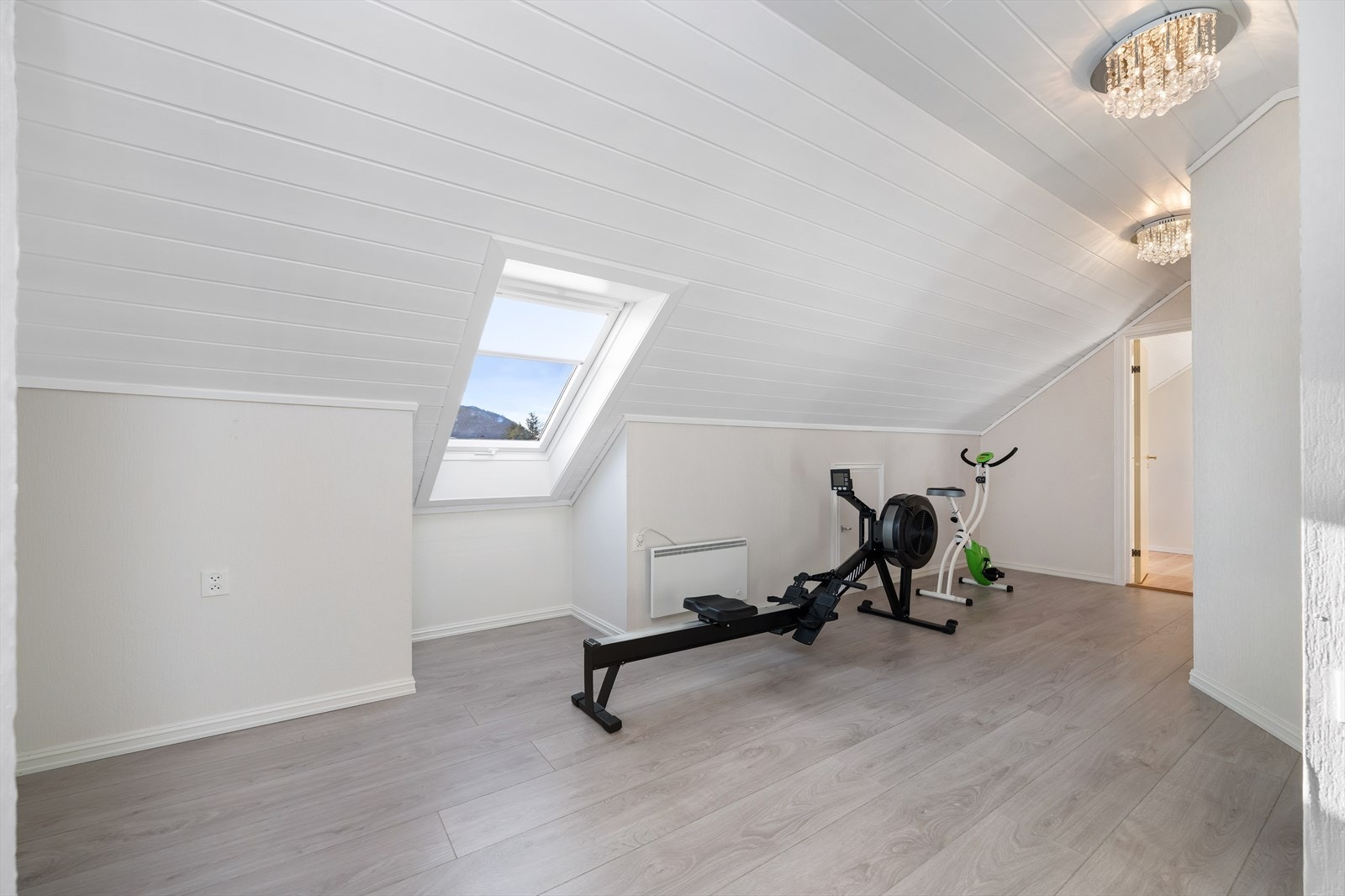 Husets andre etasje kan brukes som treningsrom, eller møbleres etter ønske. Galleribilde