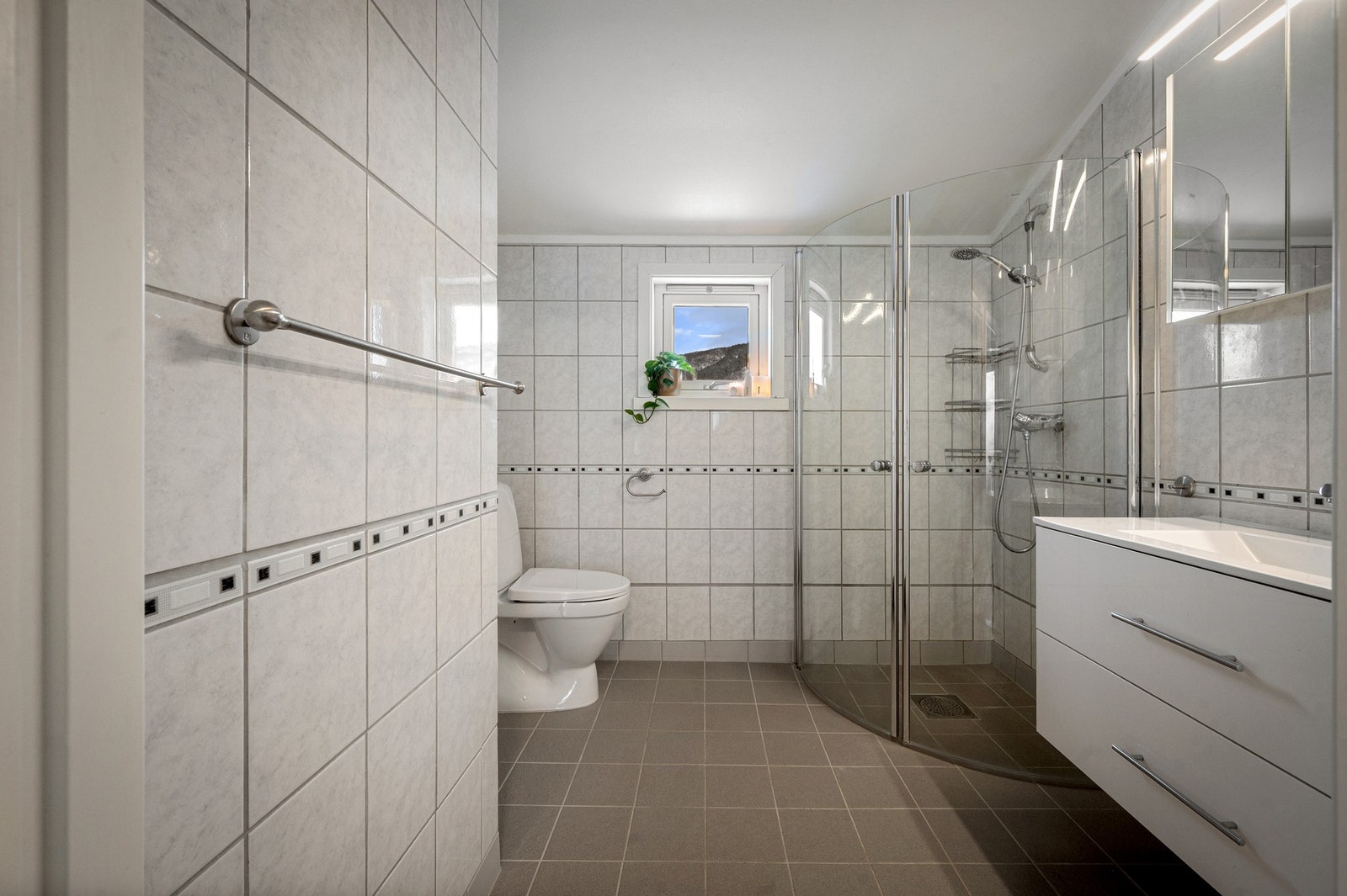 Bad med dusj, servant med speil og toalett Galleribilde