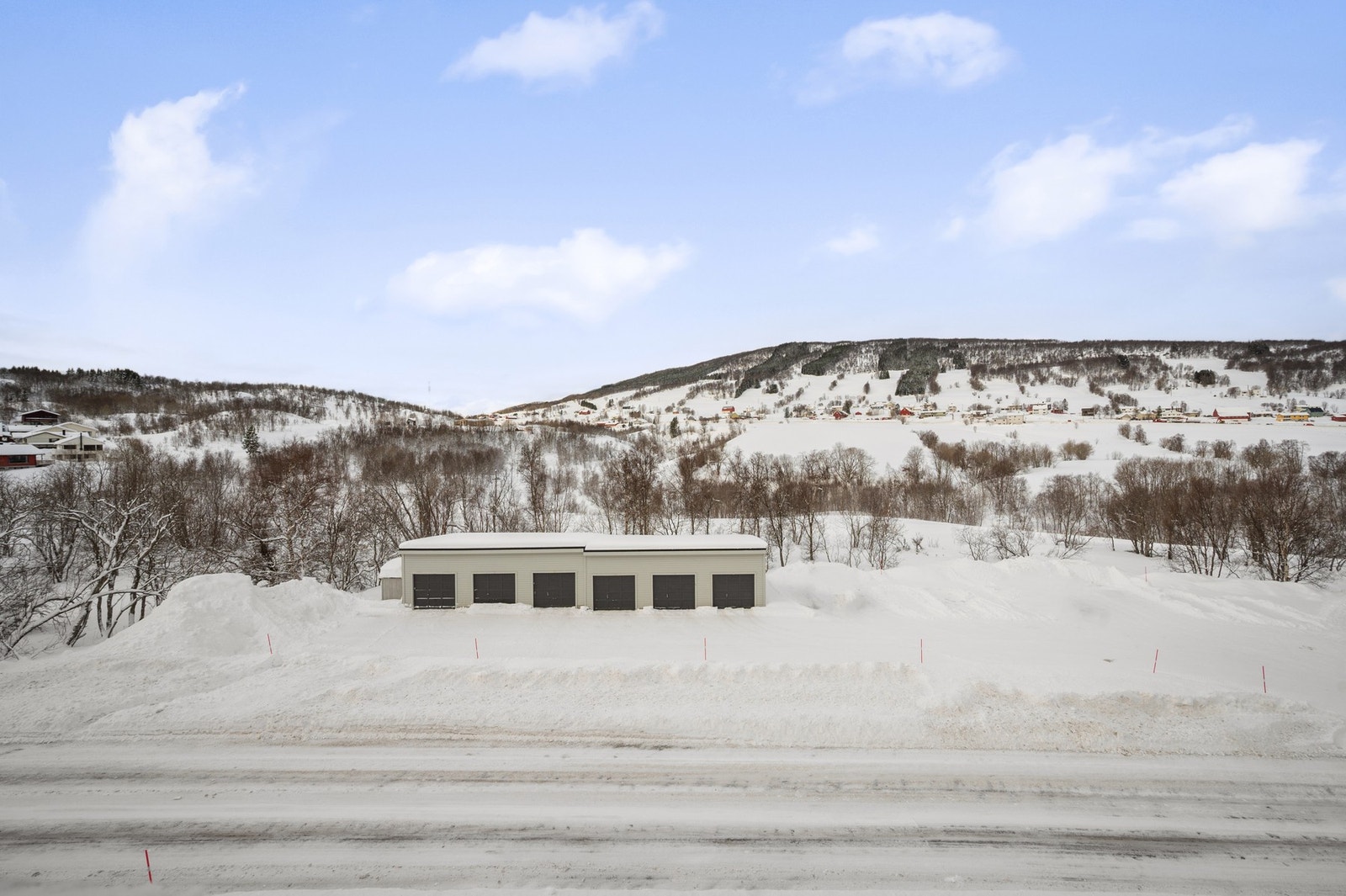 Mulighet for leie av garasje etter kapasitet. Pr tid koster det 500 pr mnd Galleribilde