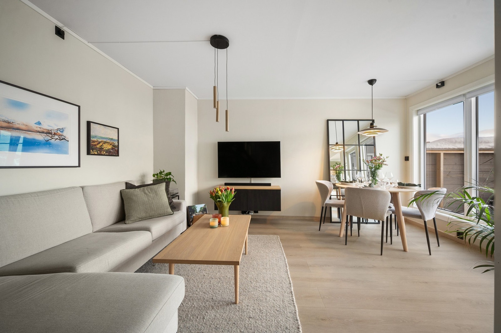 Moderne og romslig stue med gode møbleringsmuligheter Galleribilde