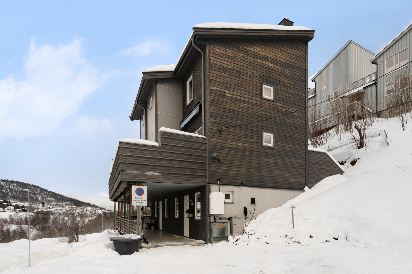 Boligen ligger i Blåbærhaugen - Kort vei unna flotte naturstier i Folkeparken, og byens nye sykkelpark! Galleribilde