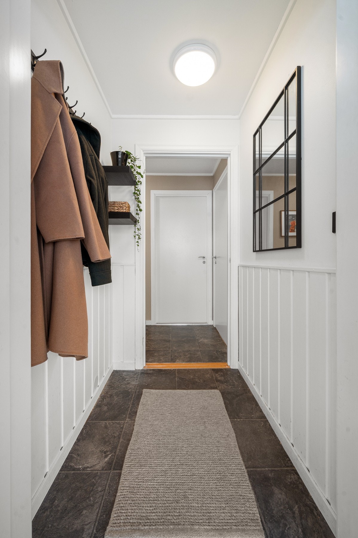 Lys og innbydende entré med plass til yttertøy og sko Galleribilde